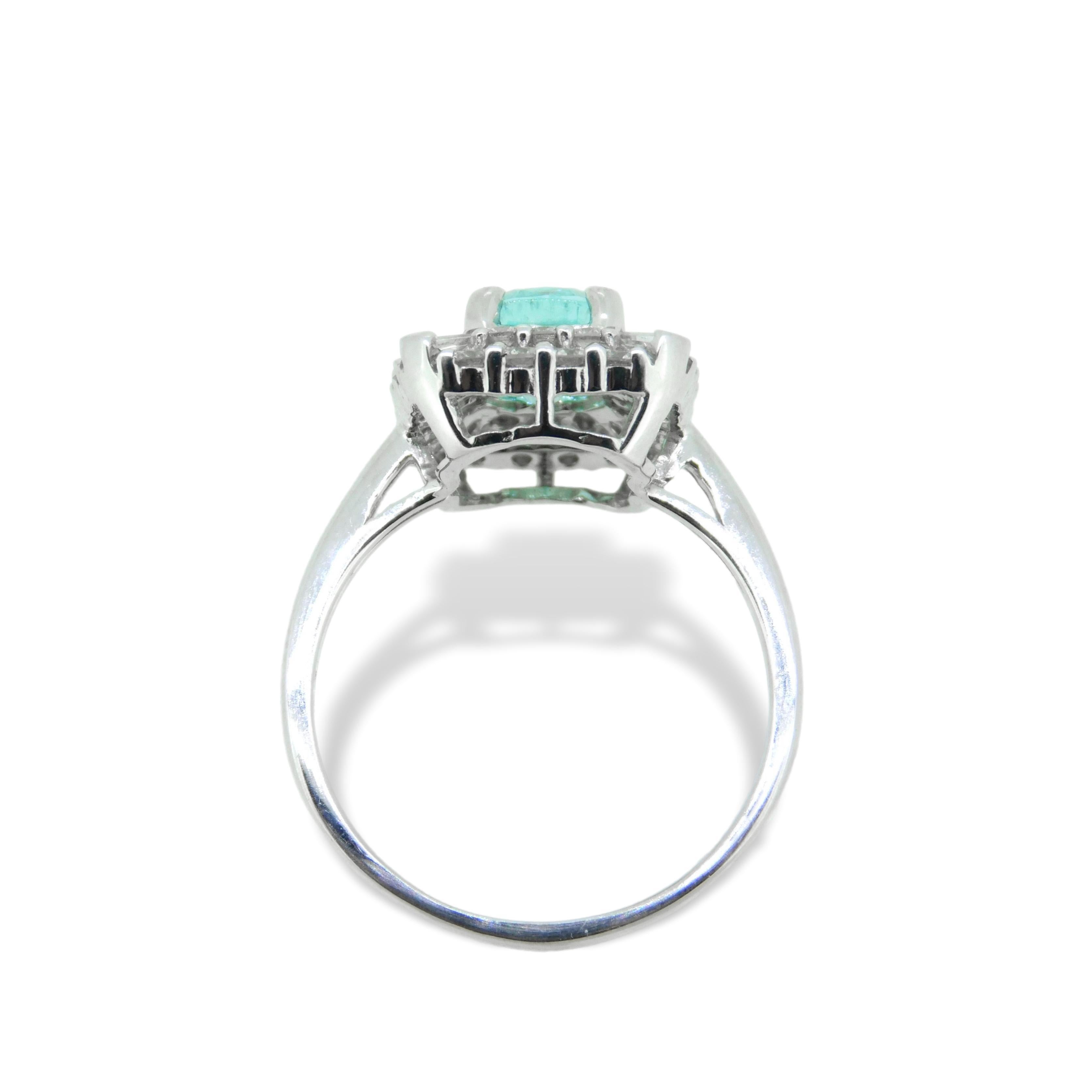 Anillo de oro blanco de 14 quilates con una turmalina tipo Paraiba de más de 1,5 quilates. Incluye el informe de prestigio AGL. La turmalina azul verdosa mide 8,2 mm x 5,8 mm. Está acentuado con diamantes baguette redondos y cónicos que pesan unos