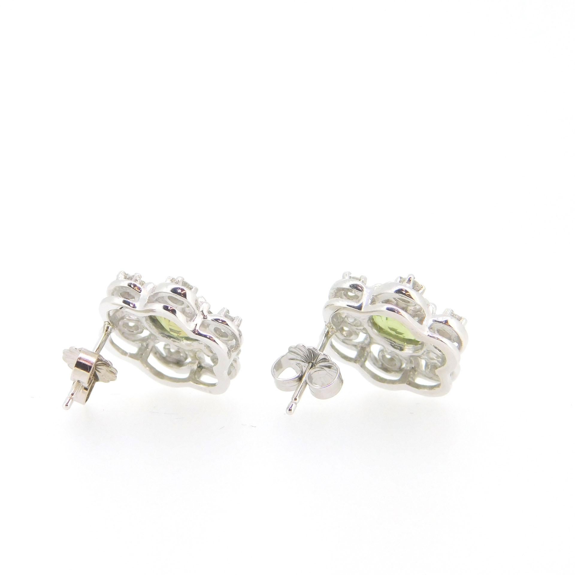 Orecchini in oro bianco 14K con alessandrite naturale e diamanti. Le alessandriti naturali ovali pesano complessivamente 1,60 carati e misurano circa 7 mm x 5 mm. Le pietre hanno un colore che varia dal marrone-violaceo al verde-giallastro. Ci sono