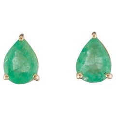 Boucles d'oreilles 14K 1.83ctw Emerald : Elegance Timeless dans une pierre précieuse verte.
