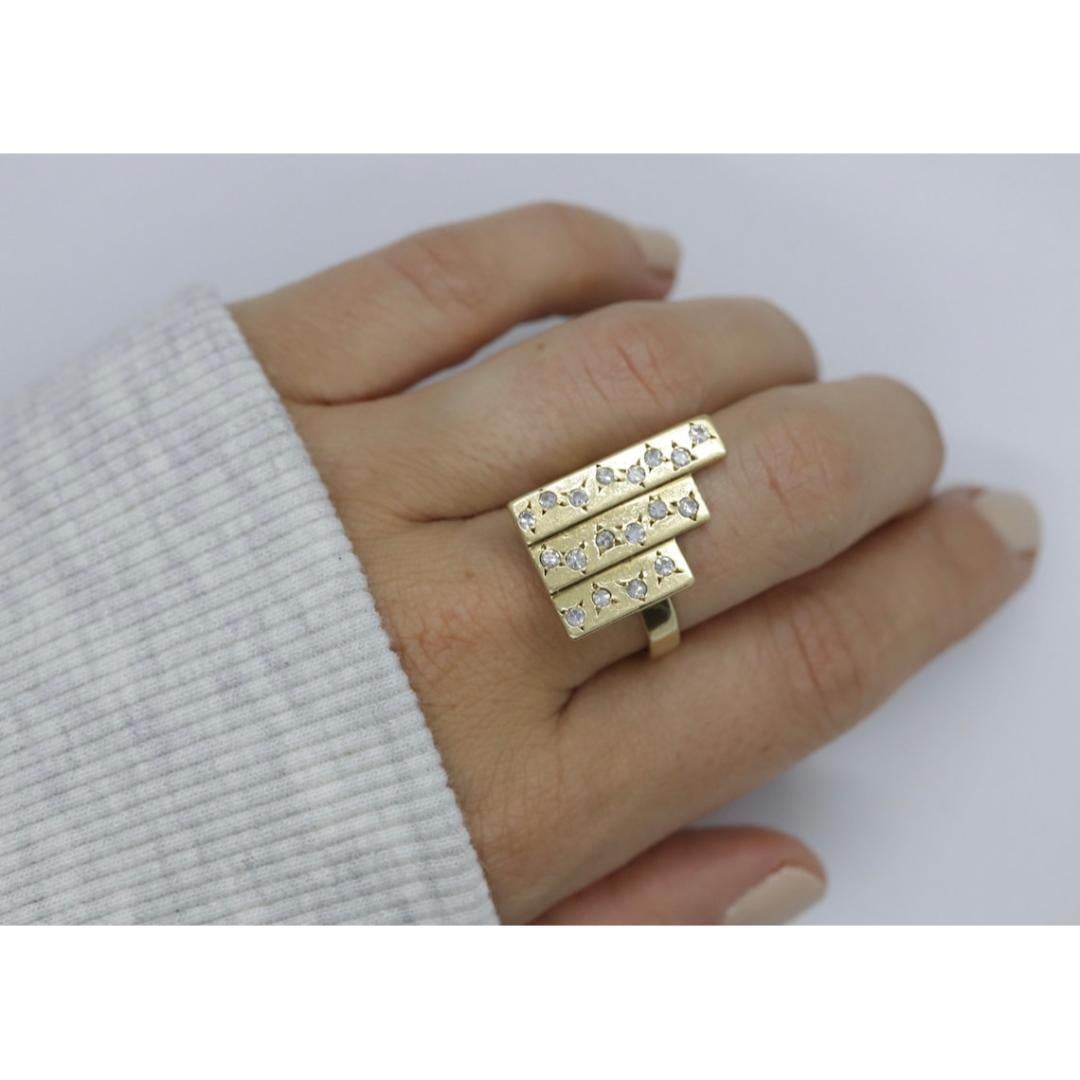 Vintage des années 1960
MATERIAL : Or
Pierre précieuse : Diamant
Couleur du bracelet : or
Style : Brutaliste
Bague sur mesure. Unique en son genre. Design/One à 3 barres incrusté de diamants. Non marqué. La partie supérieure a été testée positive