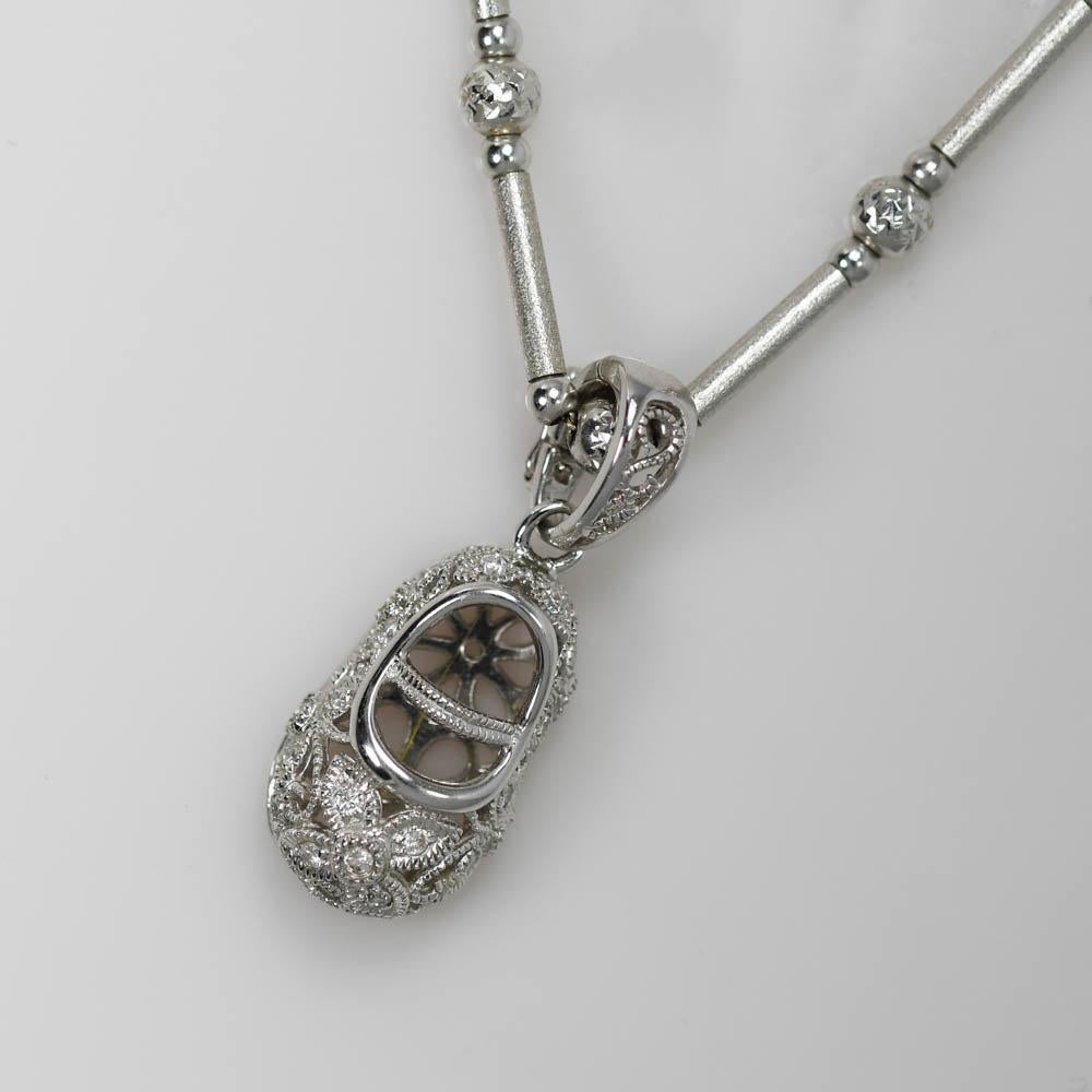 Taglio rotondo Collana con ciondolo a forma di scarpa in oro bianco 14K e 18K con diamanti 0,13ct in vendita