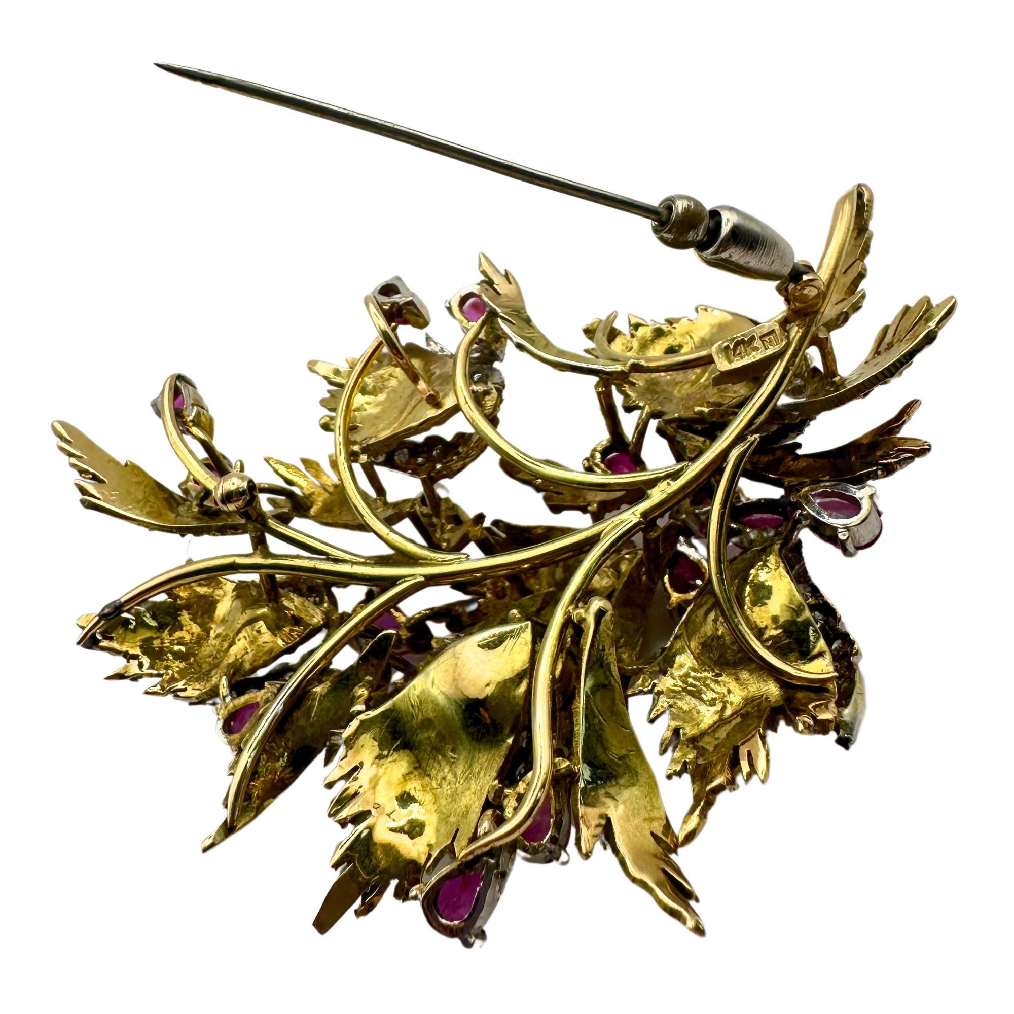 Concediti il lusso con la nostra spilla con diamanti e rubini 14k Estate. Questo squisito pezzo degli anni '60 presenta 2,50 carati di diamanti scintillanti e 3,50 carati di vibranti rubini incastonati in oro giallo 14k. In ottime condizioni e con