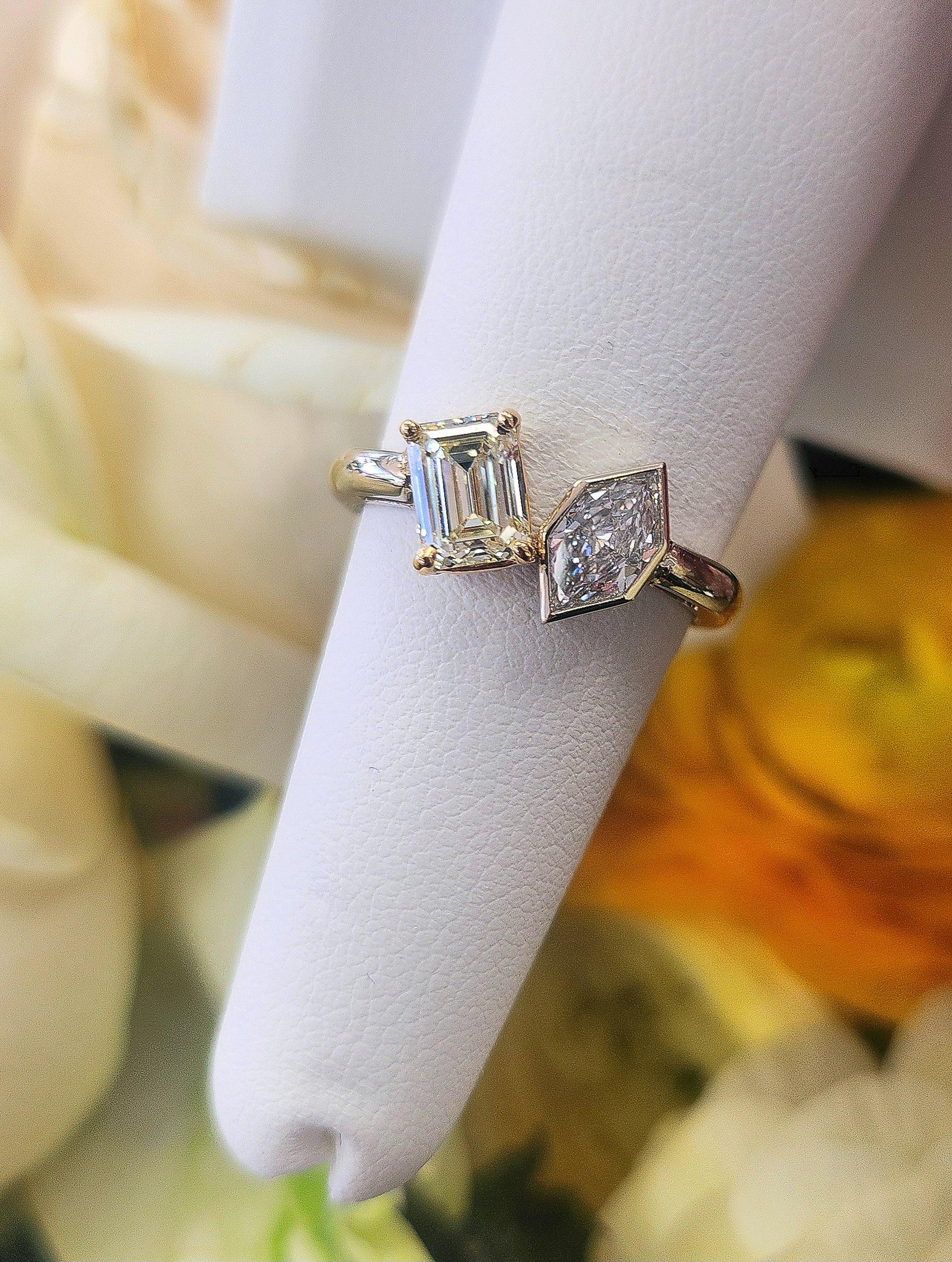 Artisan 14K 2Tone Toi et Moi 1.31 Carats Kite and Emerald Cut Diamond Bezel Set en vente