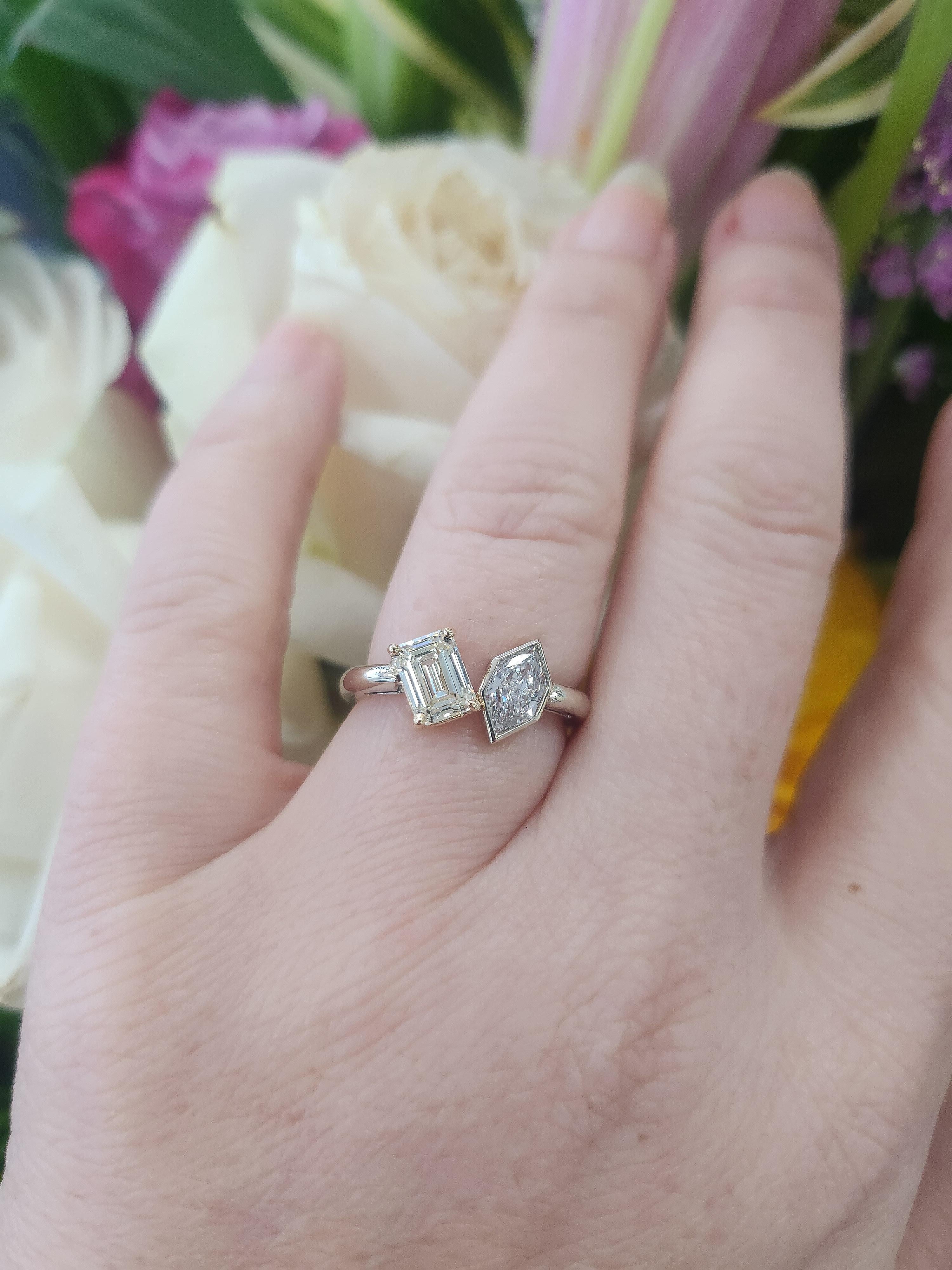 Taille losange 14K 2Tone Toi et Moi 1.31 Carats Kite and Emerald Cut Diamond Bezel Set en vente