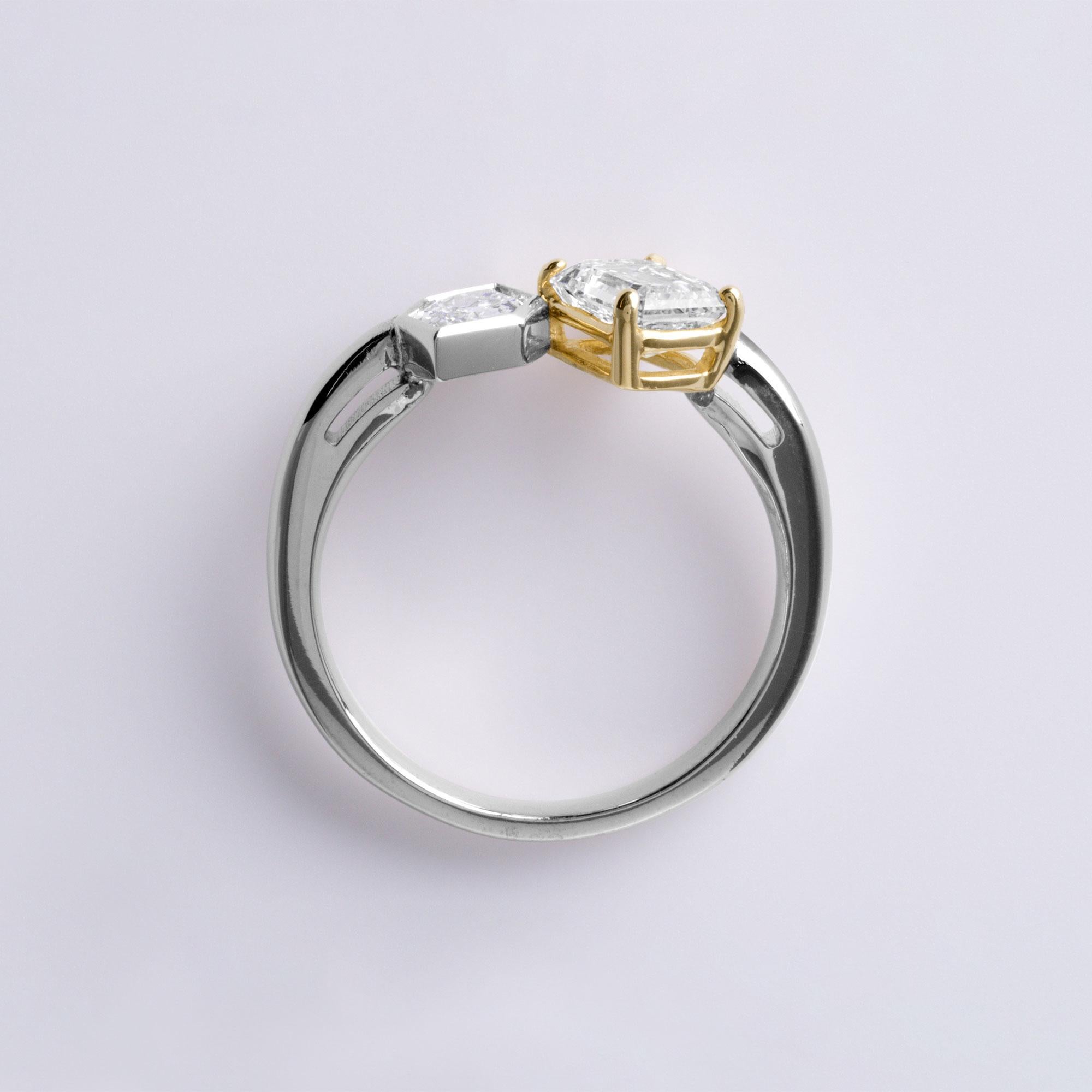 14K 2Tone Toi et Moi 1.31 Carats Kite and Emerald Cut Diamond Bezel Set Pour femmes en vente