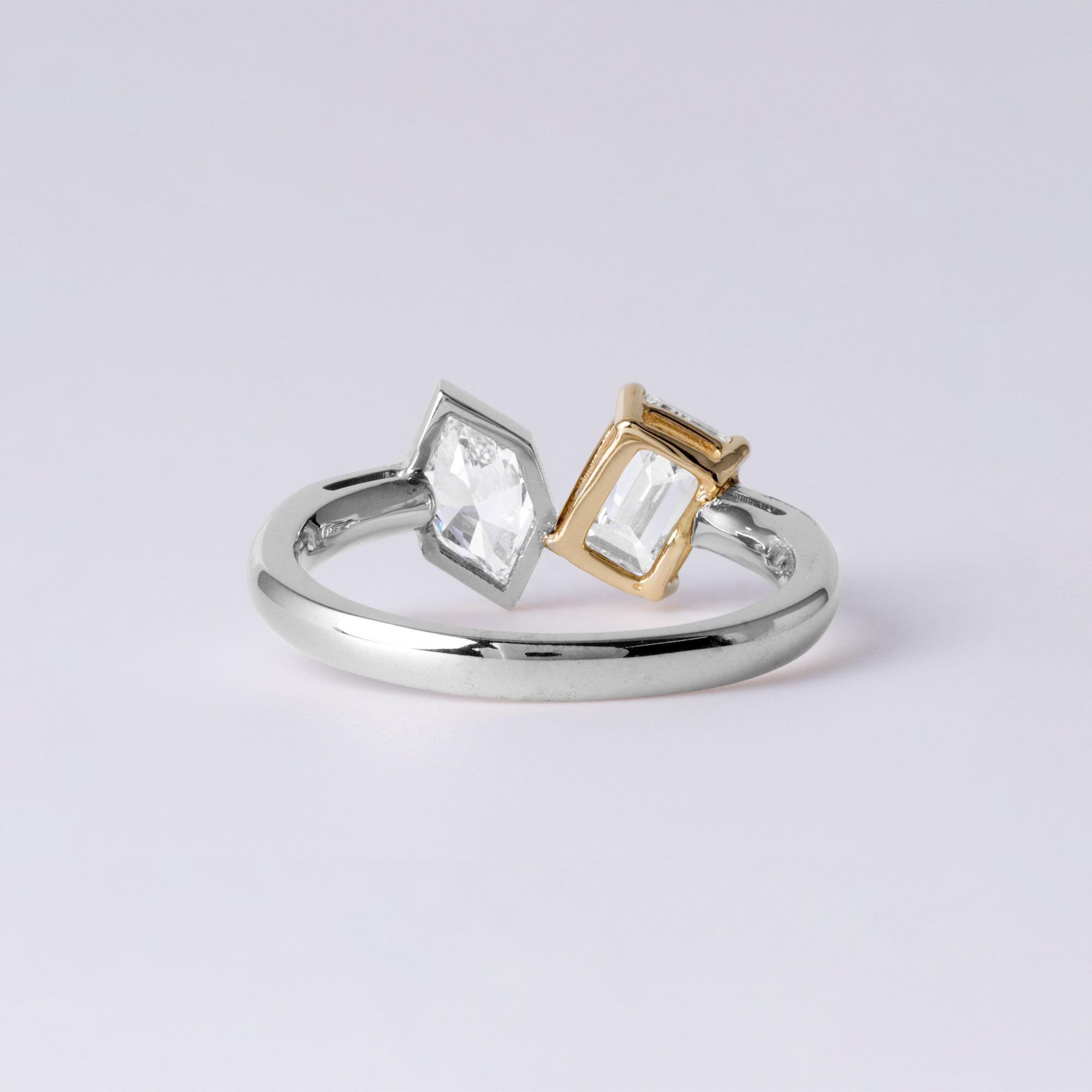 14K 2Tone Toi et Moi 1.31 Carats Kite and Emerald Cut Diamond Bezel Set en vente 1