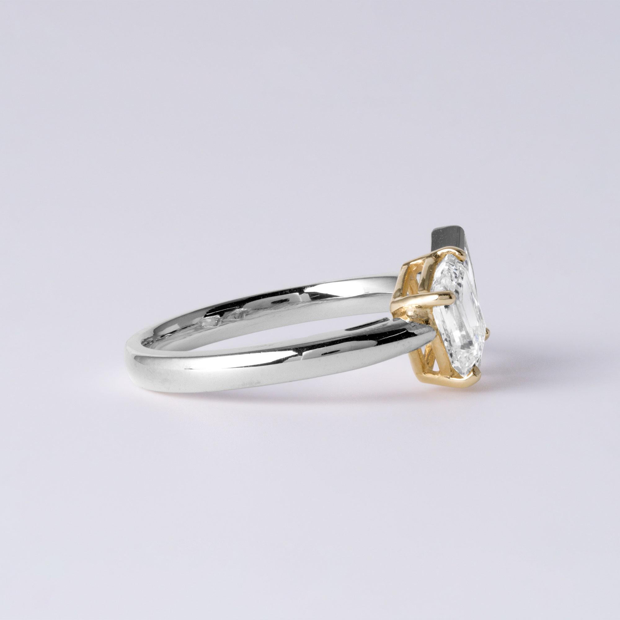 14K 2Tone Toi et Moi 1.31 Carats Kite and Emerald Cut Diamond Bezel Set en vente 2
