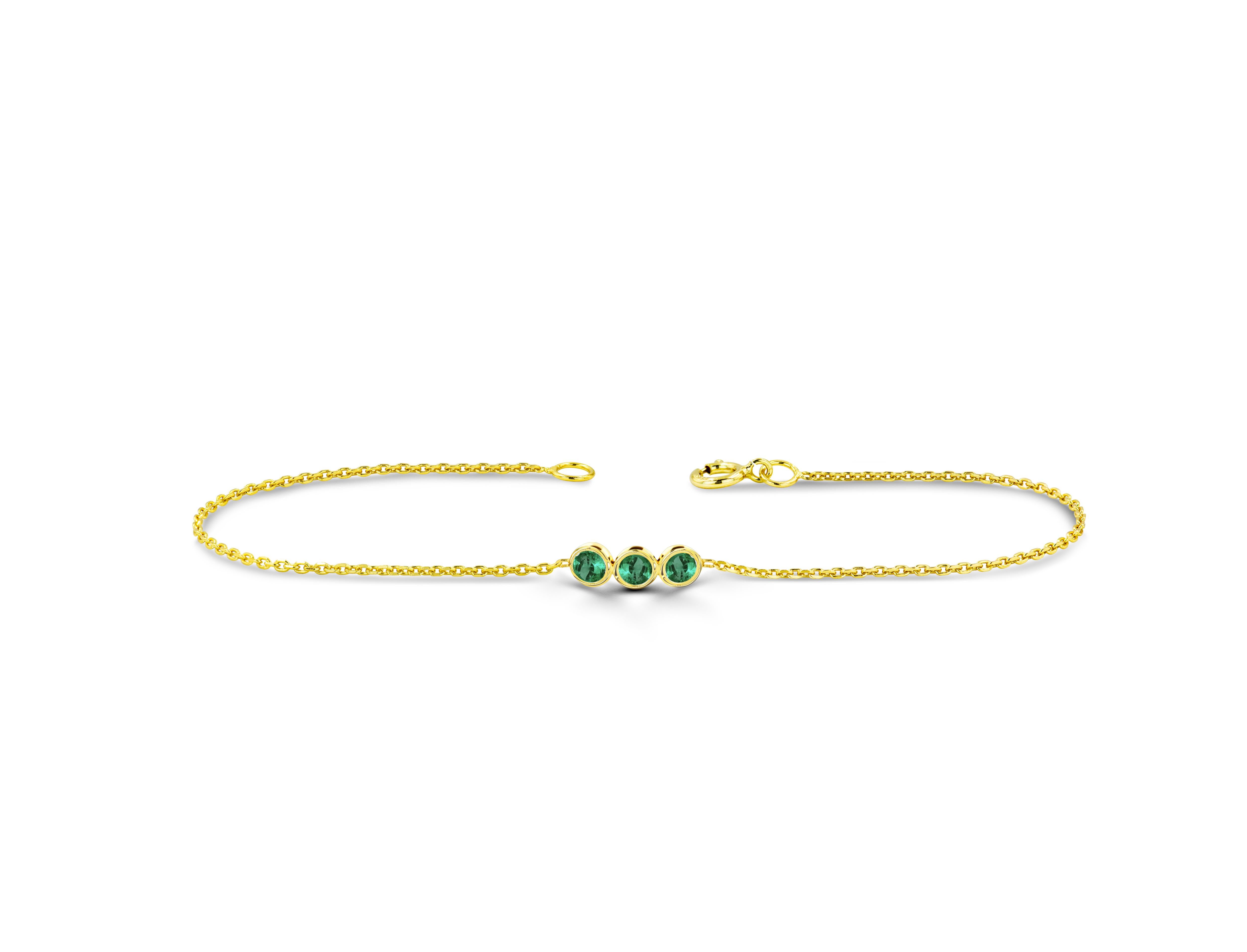 14k Gold Minimalistisches Armband mit Smaragd-Rubin-Saphir-Besatz (Moderne) im Angebot
