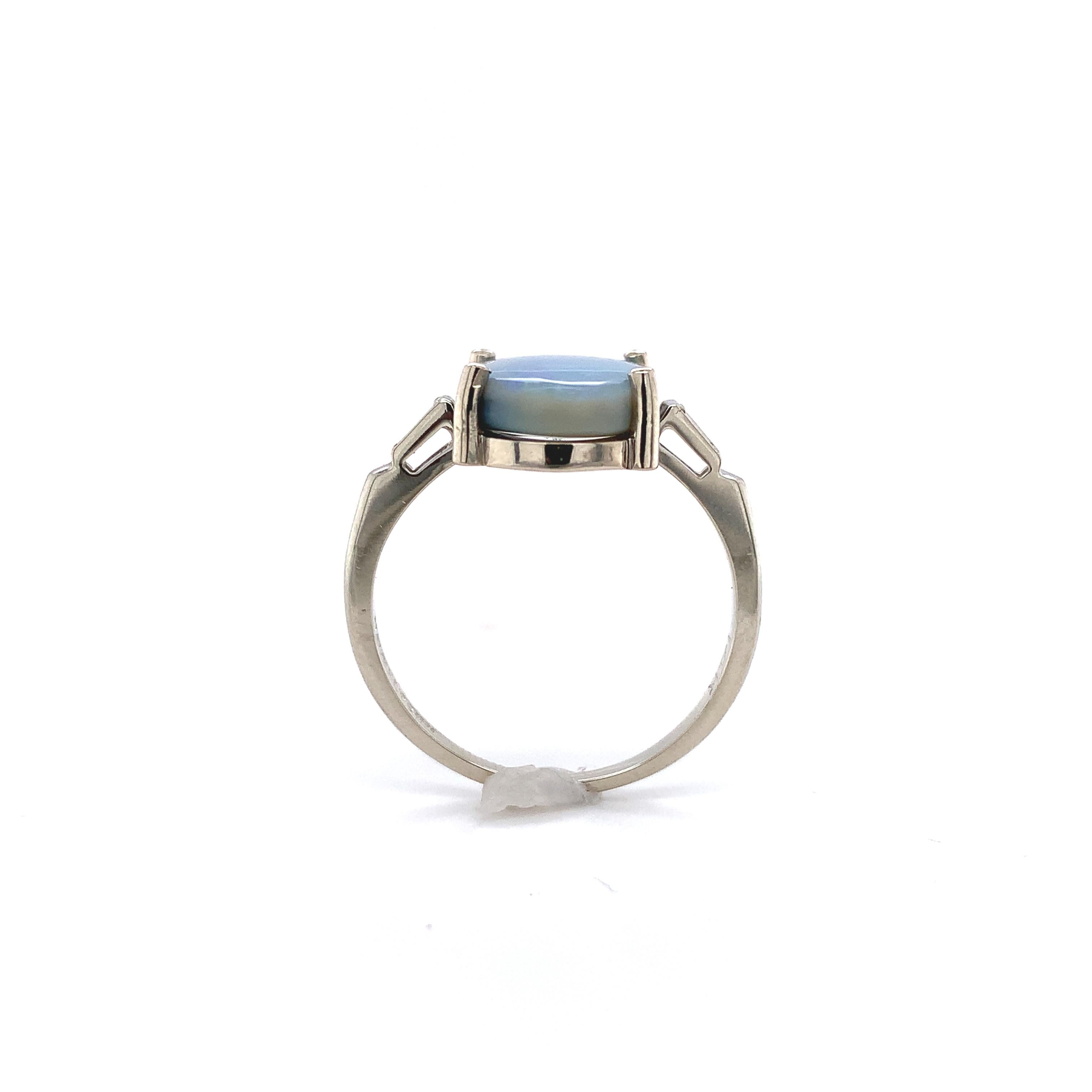 Ring aus 14 Karat Weißgold mit australischem Opal und Diamanten. Dies ist ein natürlicher Opal mit einem Gewicht von 3,04 Karat und einer Größe von etwa 13,6 mm x 9,2 mm x 3,26 mm. Der Opal hat eine hellgraue Körperfarbe mit etwas dunkelgrauer Basis