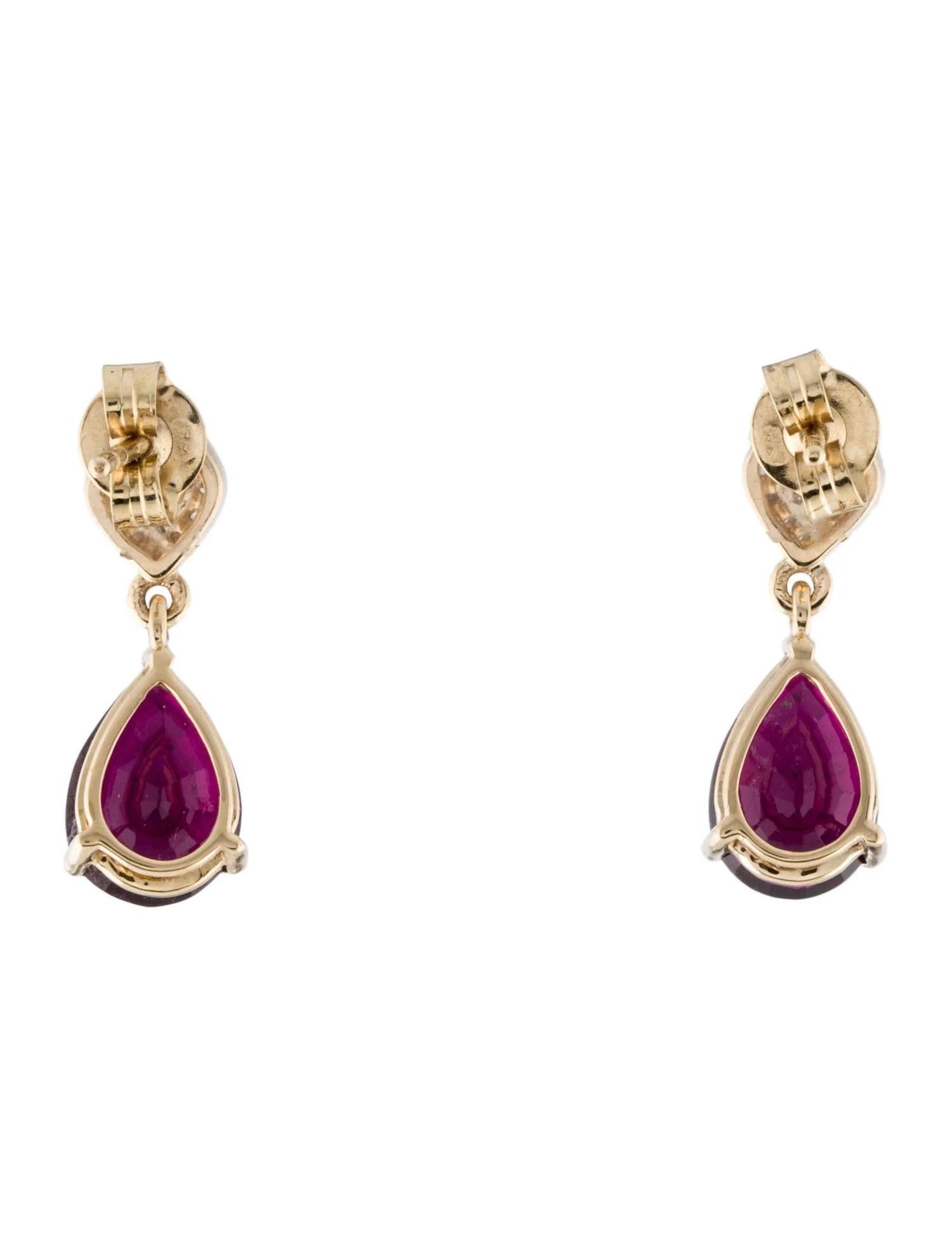 Artista Orecchini pendenti in 14K con tormalina e diamanti da 3,68 carati   Brilliante modificato a forma di pera in vendita