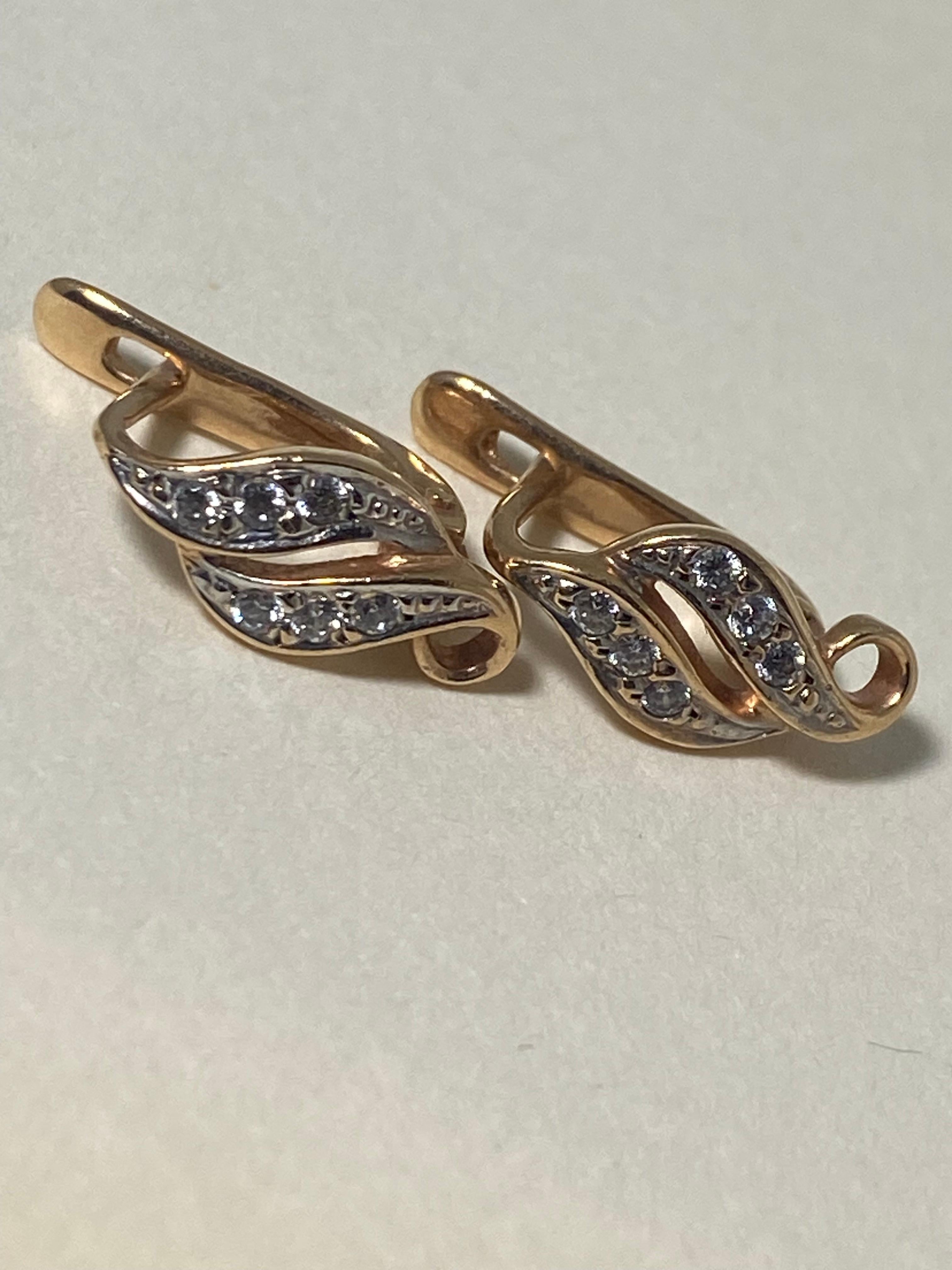 Elegantes Design mit Blättermotiv, 
diese Vintage-Ohrringe aus den 1970er Jahren 
sind russischer / sowjetischer Herkunft

Sorgfältig aus 14K Rose Gold gefertigt, 
die Ohrringe sind gestempelt 585 & 
mit sowjetischen Stempeln auf der Rückseite,