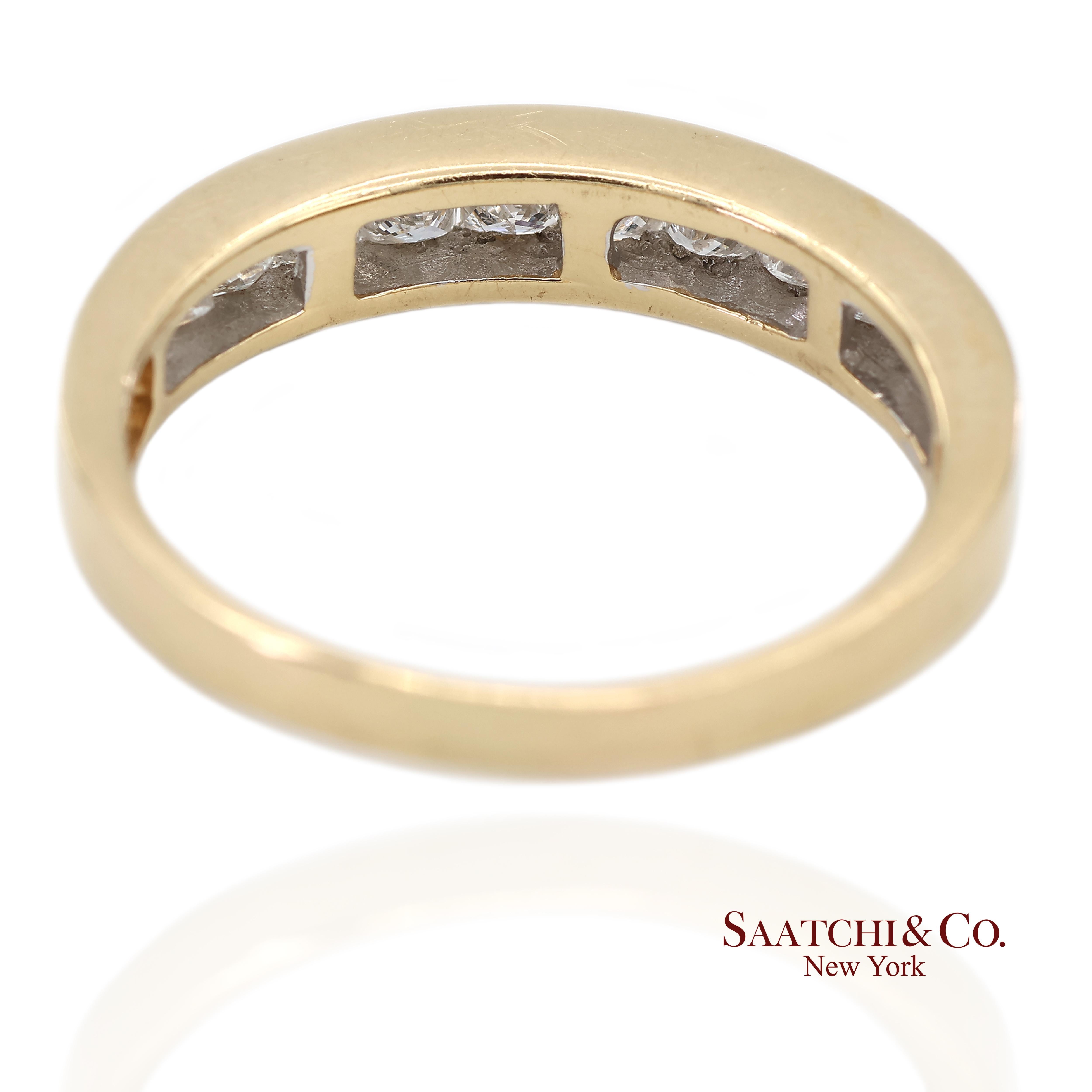 Bague en or jaune 14K avec diamant naturel taillé en princesse

Type de métal : Or jaune massif 14k
Poids total de l'article : 3,1 grammes
Taille de la bague : 8.5 (redimensionnable)
1:
Pierre principale : Diamant naturel
Poids en carats du diamant