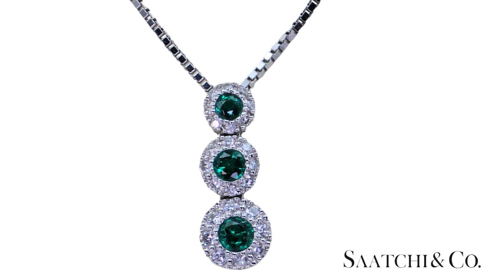 Pendentif en or blanc 14K 585 diamants naturels et émeraudes avec chaîne en vente 6