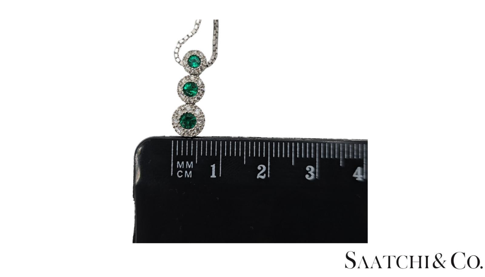 Pendentif en or blanc 14K 585 diamants naturels et émeraudes avec chaîne en vente 11