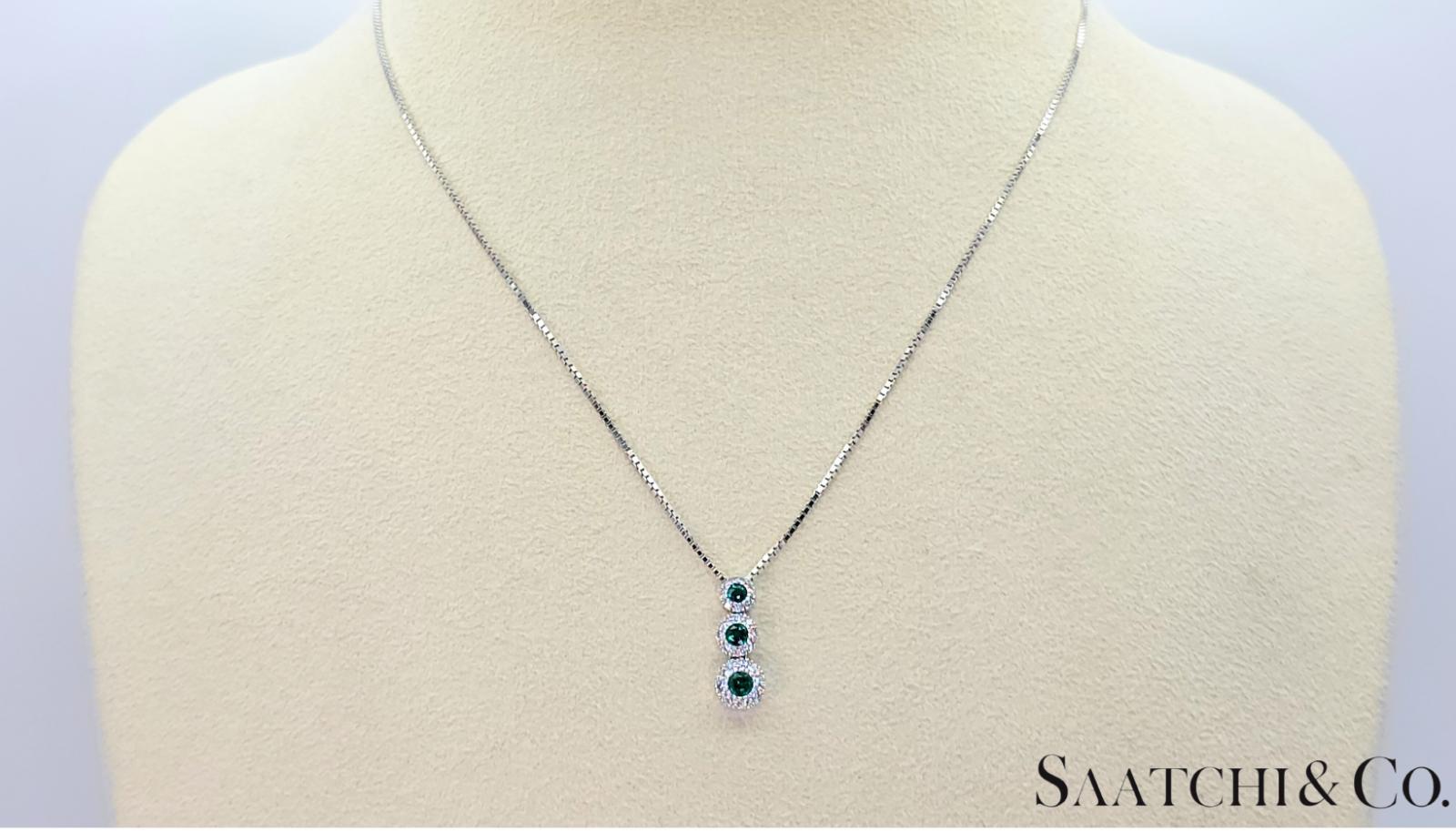 Contemporain Pendentif en or blanc 14K 585 diamants naturels et émeraudes avec chaîne en vente