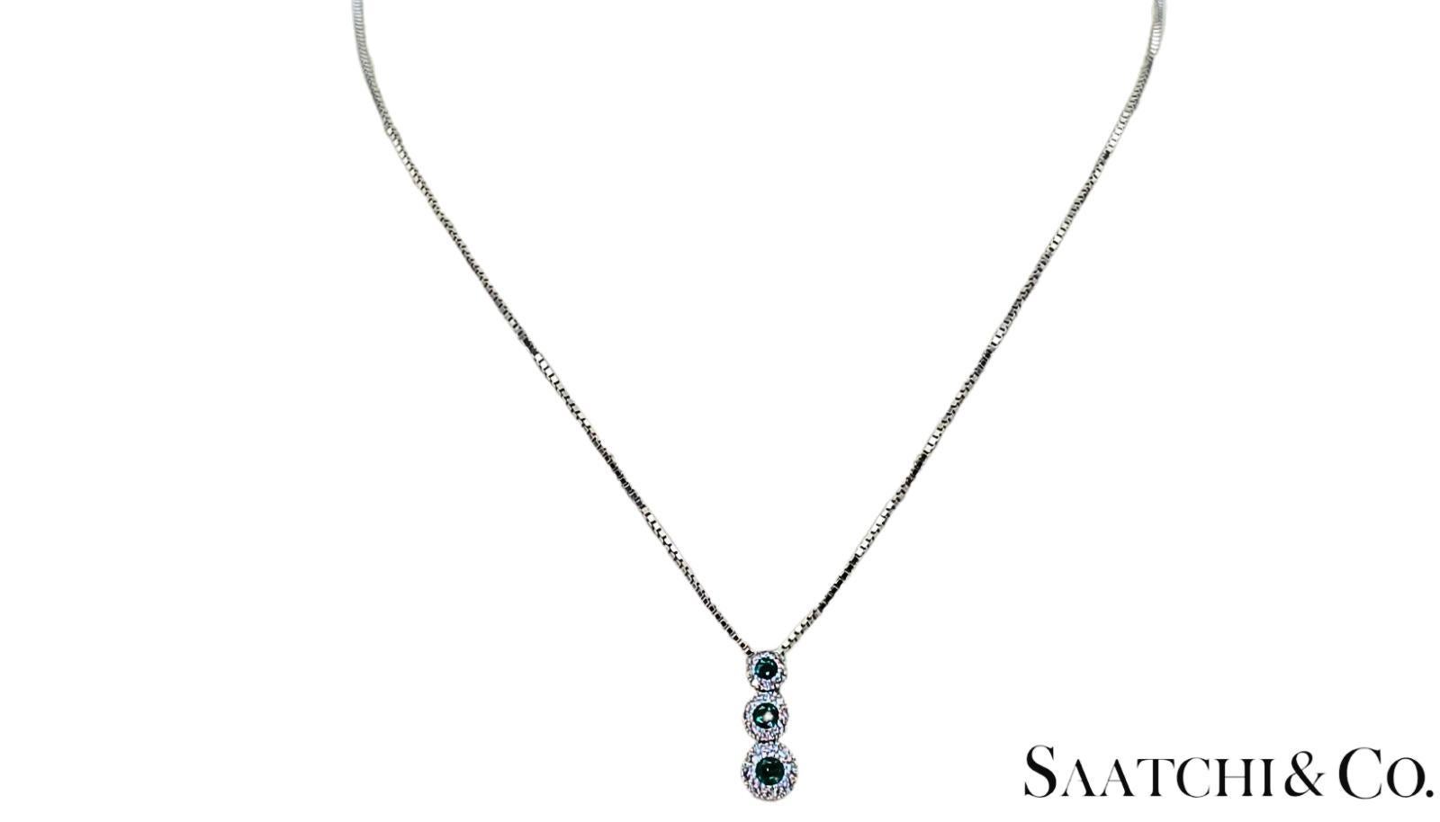 Taille ronde Pendentif en or blanc 14K 585 diamants naturels et émeraudes avec chaîne en vente