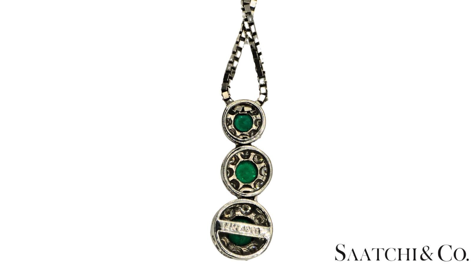 Pendentif en or blanc 14K 585 diamants naturels et émeraudes avec chaîne en vente 1