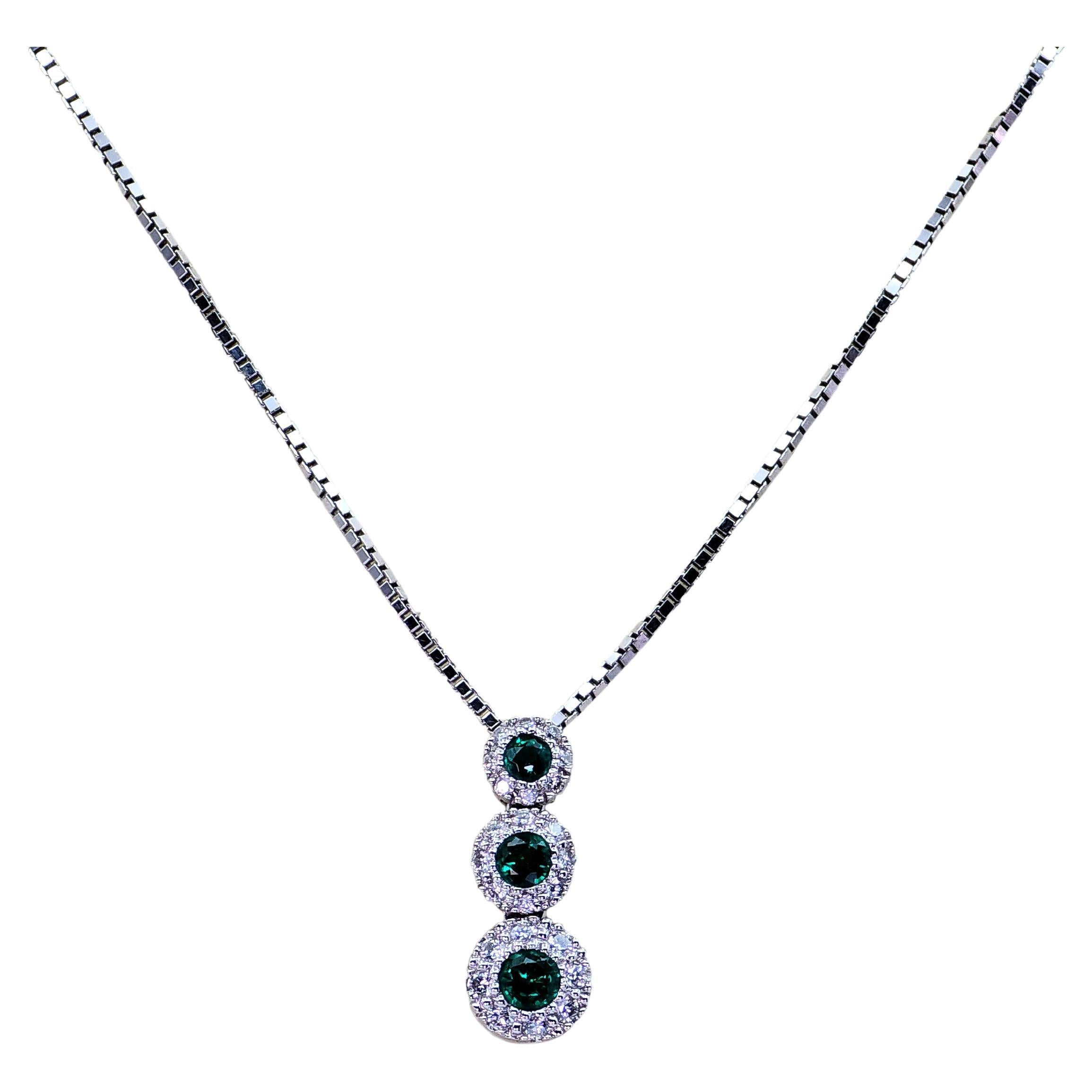 Pendentif en or blanc 14K 585 diamants naturels et émeraudes avec chaîne en vente