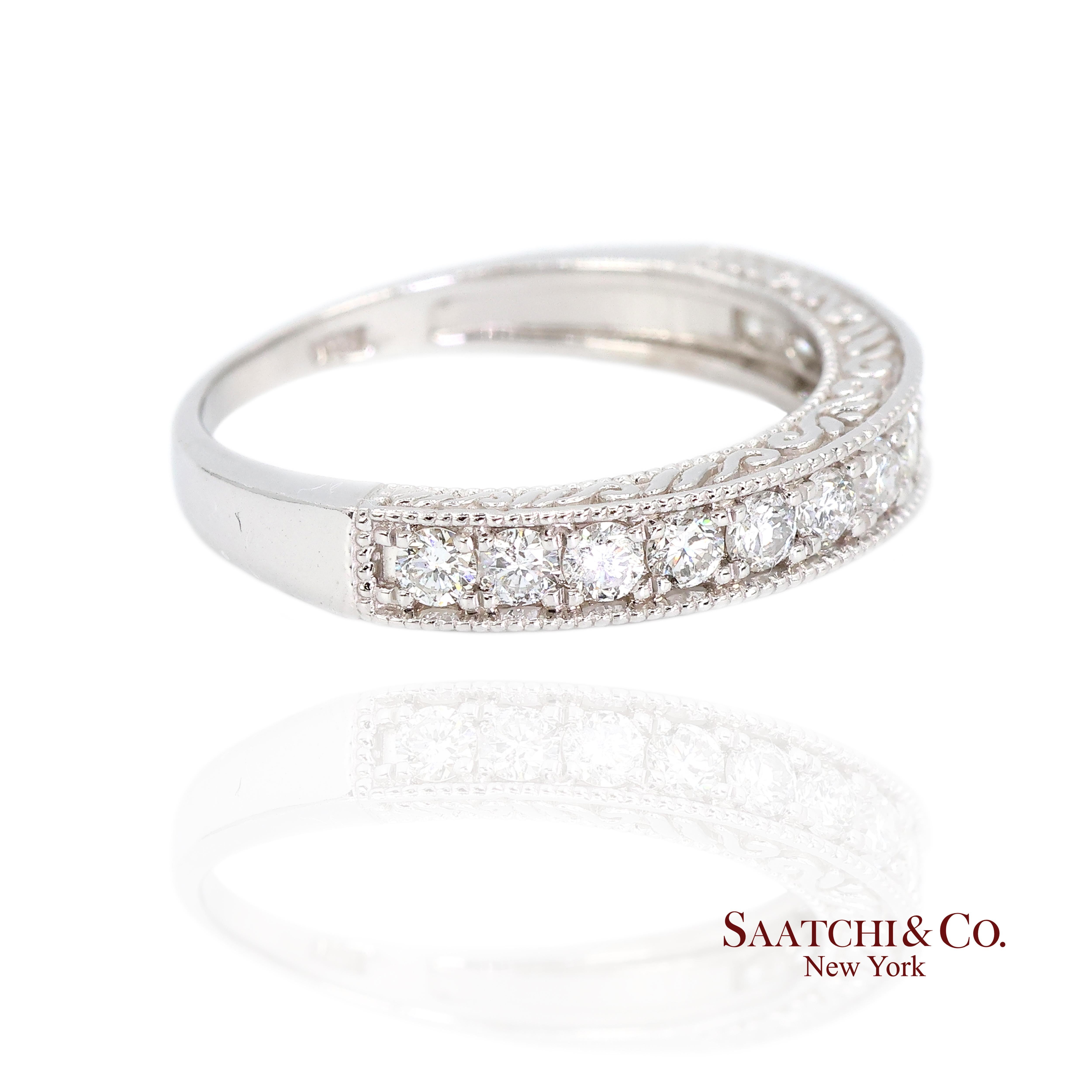 Anello con fascia di diamanti

Tipo di metallo: oro bianco 14K
Peso totale dell'articolo: 2,7 grammi
Misura dell'anello: 6 (ridimensionabile)
Dimensioni: Lunghezza: 21,0 mm Larghezza: 3,5 mm Altezza: 3,0 mm
1:
Pietra primaria: Diamante
Peso in