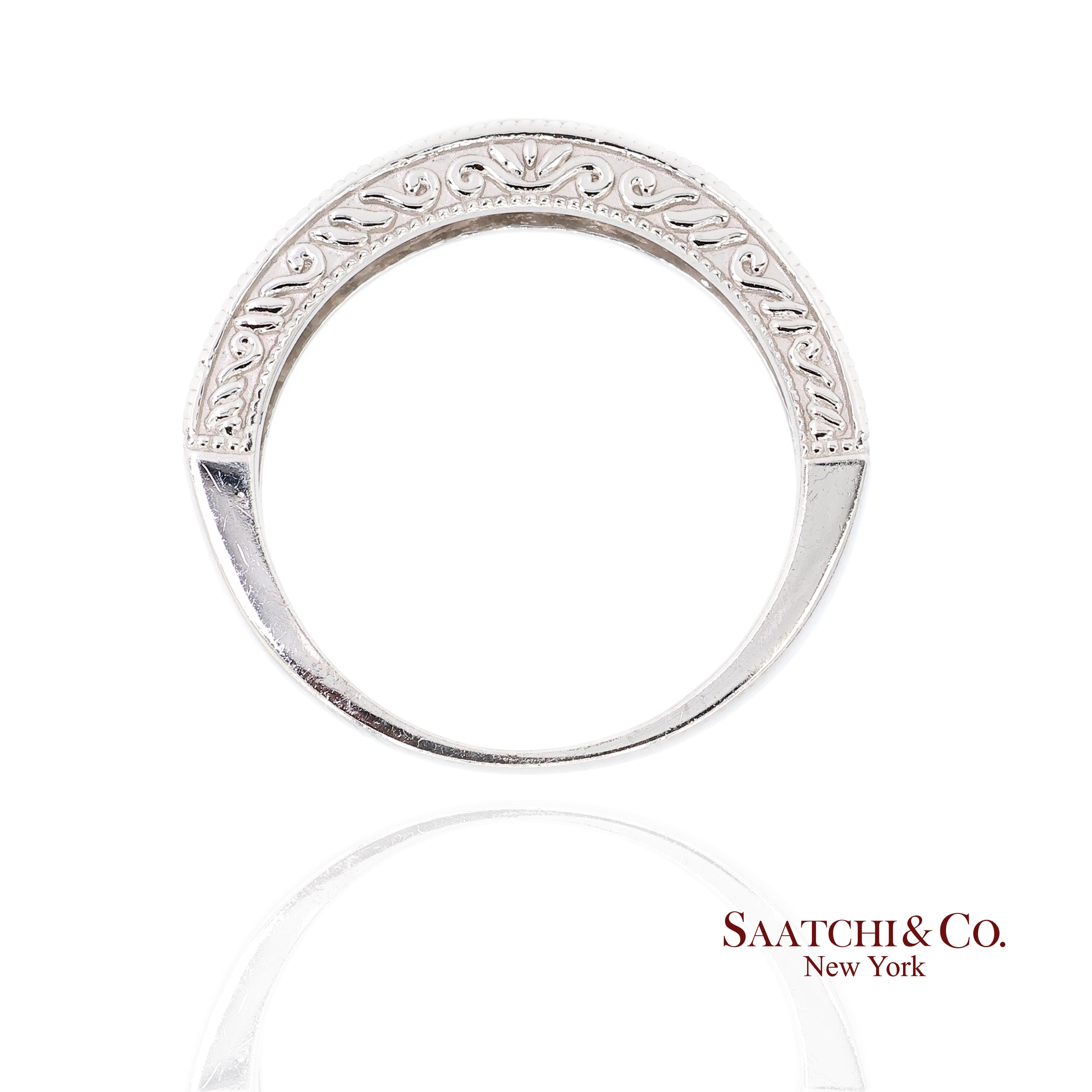 Anello a fascia con diamante naturale inciso in oro bianco 14k 585 In condizioni Nuovo in vendita a New York, NY