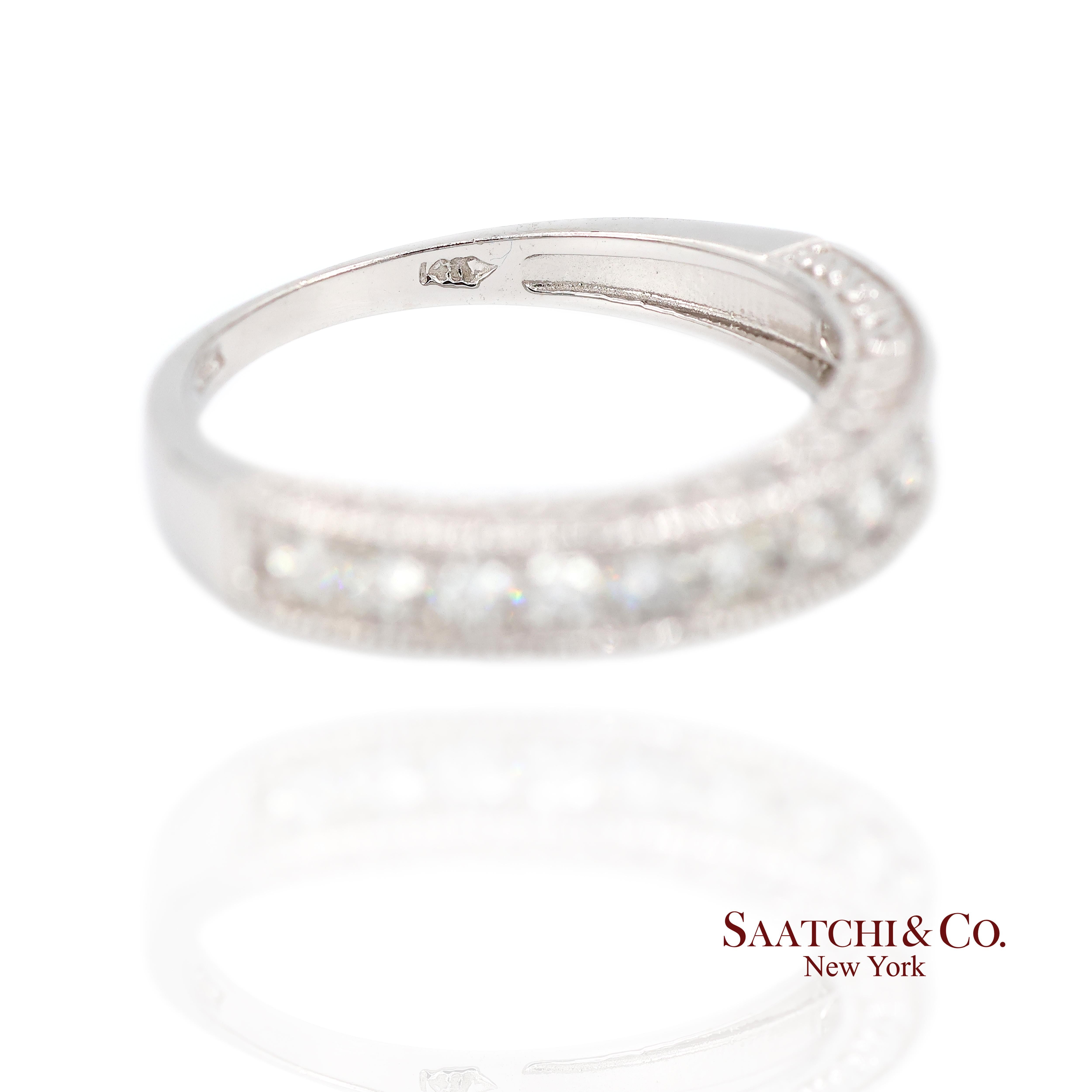 Anello a fascia con diamante naturale inciso in oro bianco 14k 585 in vendita 1