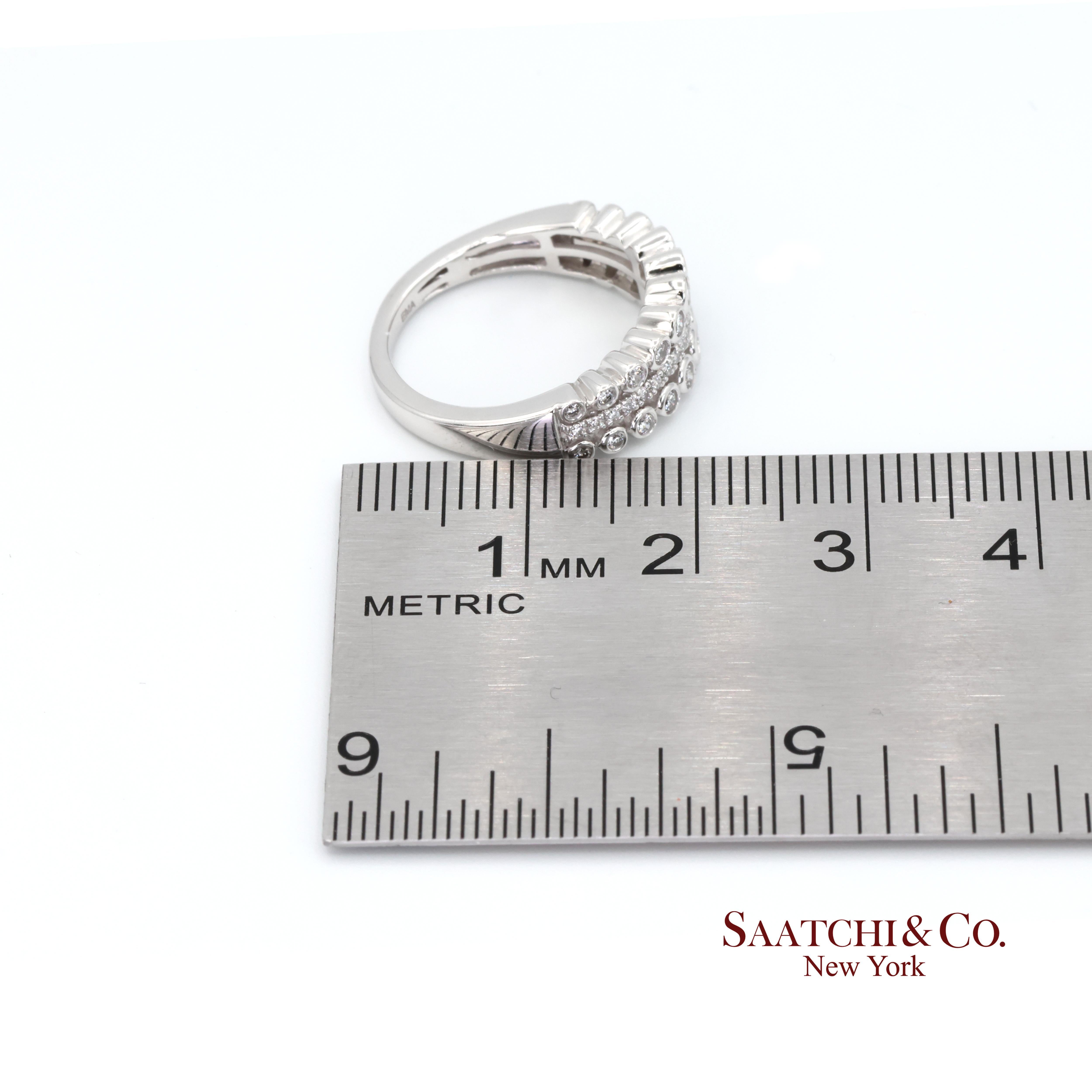 Anillo de diamantes naturales de oro blanco de 14k 585 en venta 3
