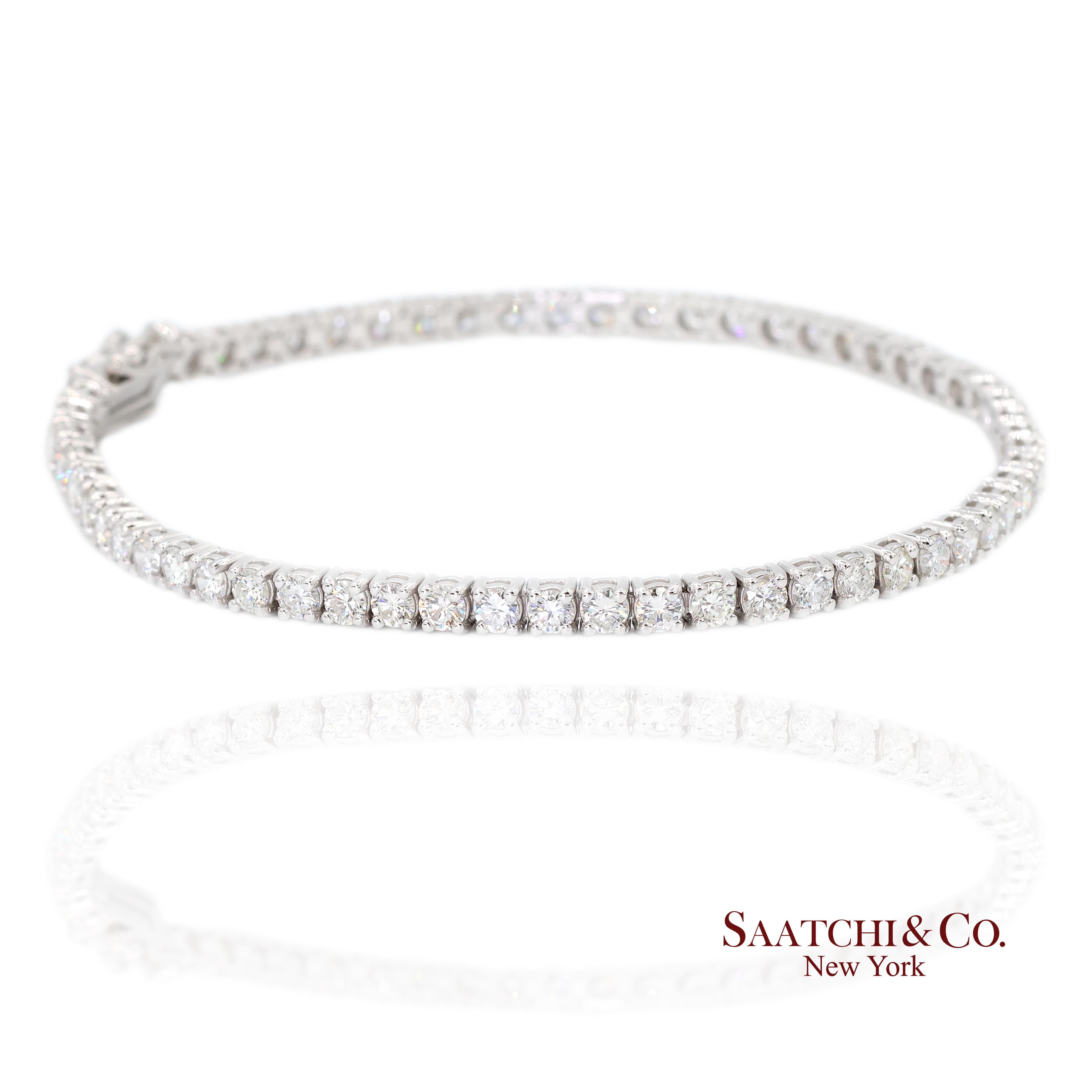 Bracelet en or blanc 14 carats avec diamants

Type de métal : Or blanc 14k
Poids total de l'article : 7,6 grammes
Longueur : 7,5 in
Largeur : 3.0 mm
Hauteur : 2.5 mm
De grande taille : Oui

Diamant naturel Poids : 4.5 Ct.  (60 pièces)
Grade de