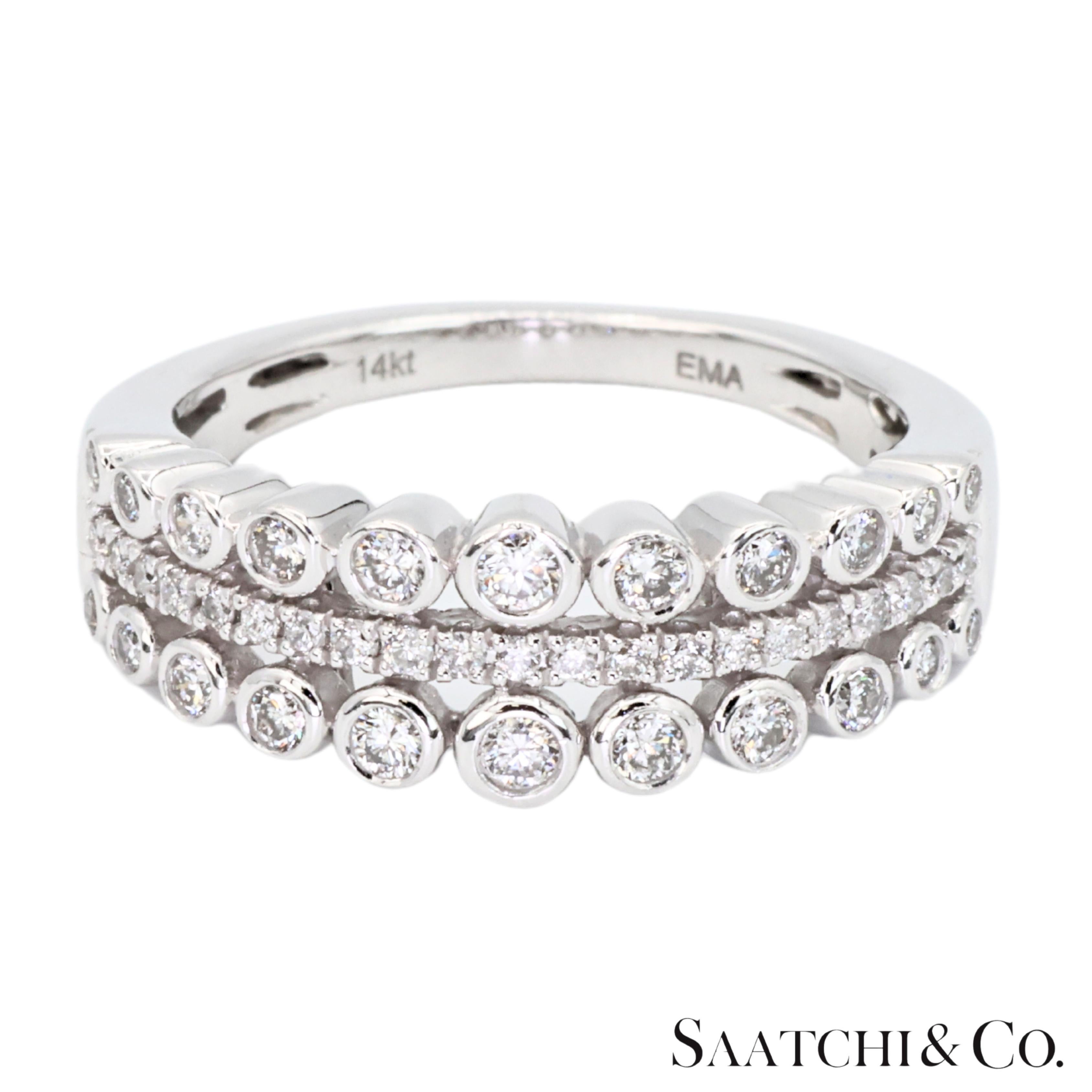 Anillo de diamante natural 

Tipo de Metal: oro Blanco 14K
Peso total del art�ículo: 3,7 gramos
Tamaño del anillo: 5 (Redimensionable)
  1:
Peso del diamante natural: 0,80 qt.
Nº de Diamantes: 47 unidades
Grado de Claridad del Diamante: VVS-VS