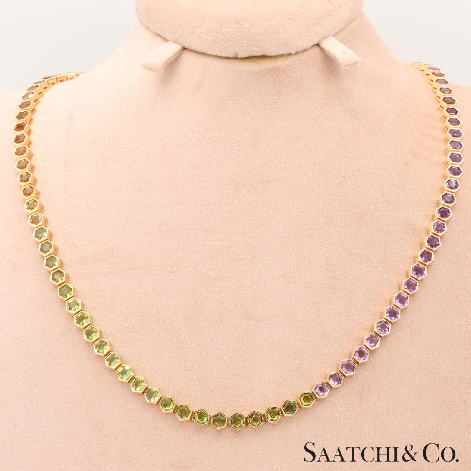 Multi Color Natural Gemstone Halskette.

Metall Typ: 14K 585 Gelbgold
Gesamtgewicht des Artikels: 32 Gramm
Länge der Halskette: 18 Zoll.
1:
Stein: Natürlicher mehrfarbiger Edelstein
Gewicht der Steine: 30 Karat
Steinform: Sechseck Form
Steinfarbe: