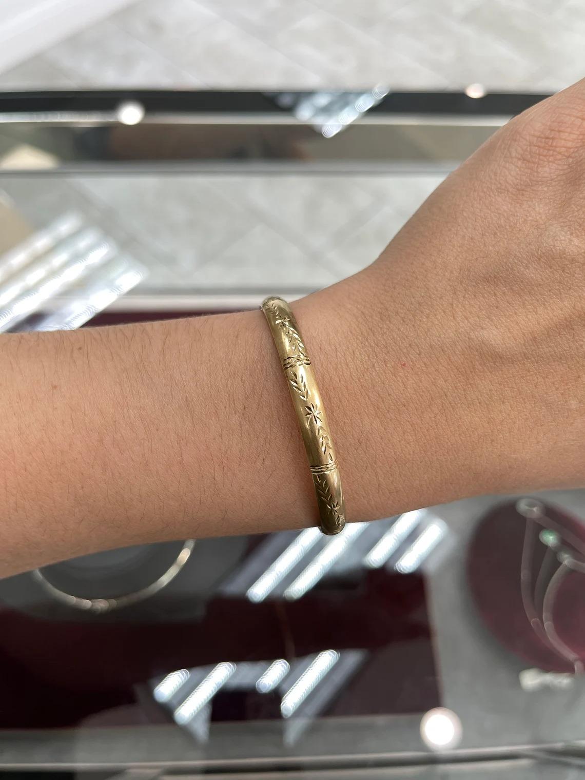 14K Diamond Cut Florentine Dome Classic Comfort Fit Bangle Bracelet In New Condition For Sale In Jupiter, FL