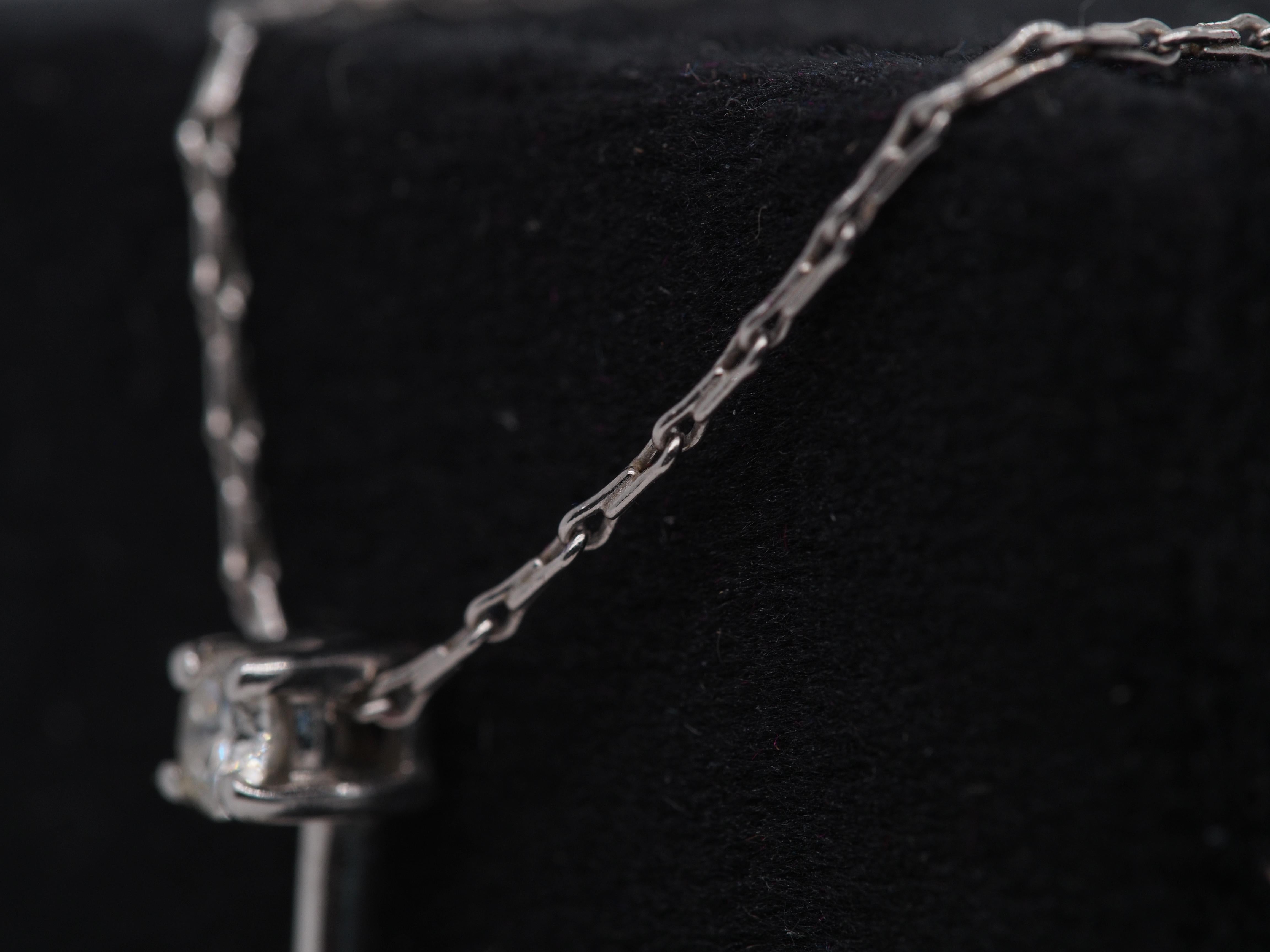 Contemporain 14K Pendentif à trois pierres en diamant de 0,70ct avec chaîne en vente