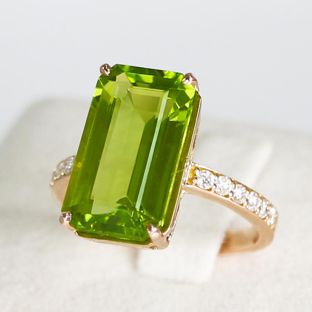 Contemporary IGI 14k 7.30 Carat Top Peridot&Diamond Antique Art Deco Style Engagement Ring For Sale