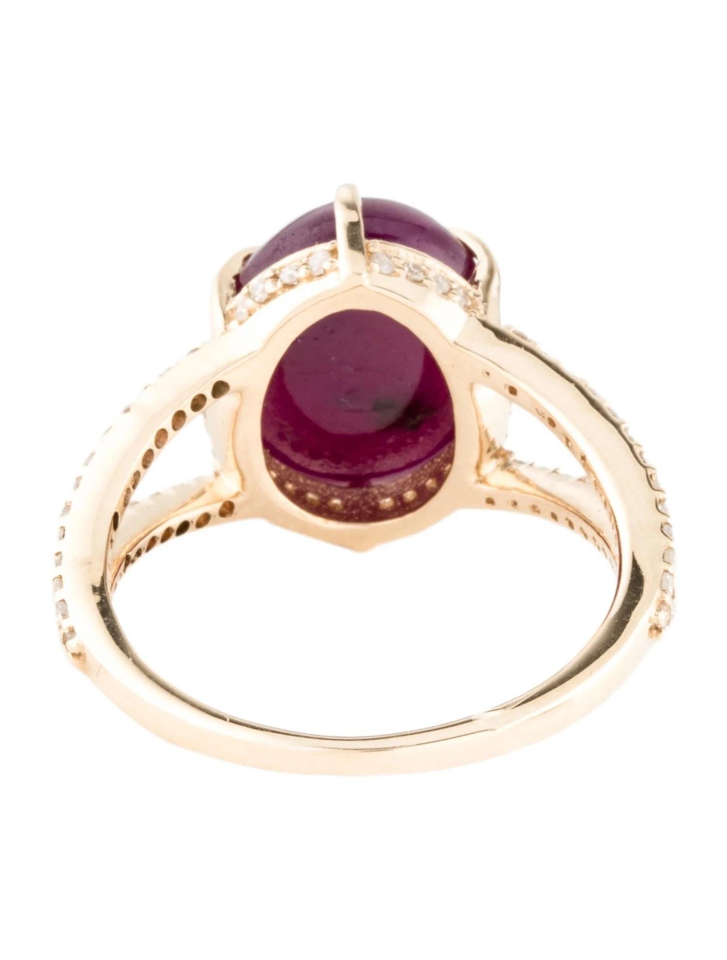 Anillo de Cóctel de 14K con Rubí y Diamantes de 8,04 ct  Rubí Cabochon Oval  OroAmarillo  Talla Corte oval