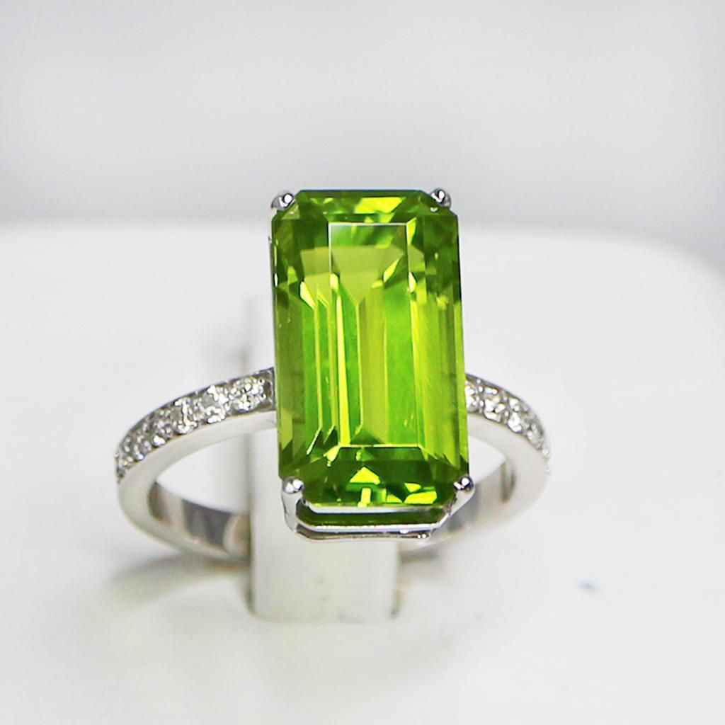 Contemporary IGI 14k 8.95 Carat Top Peridot&Diamond Antique Art Deco Style Engagement Ring For Sale