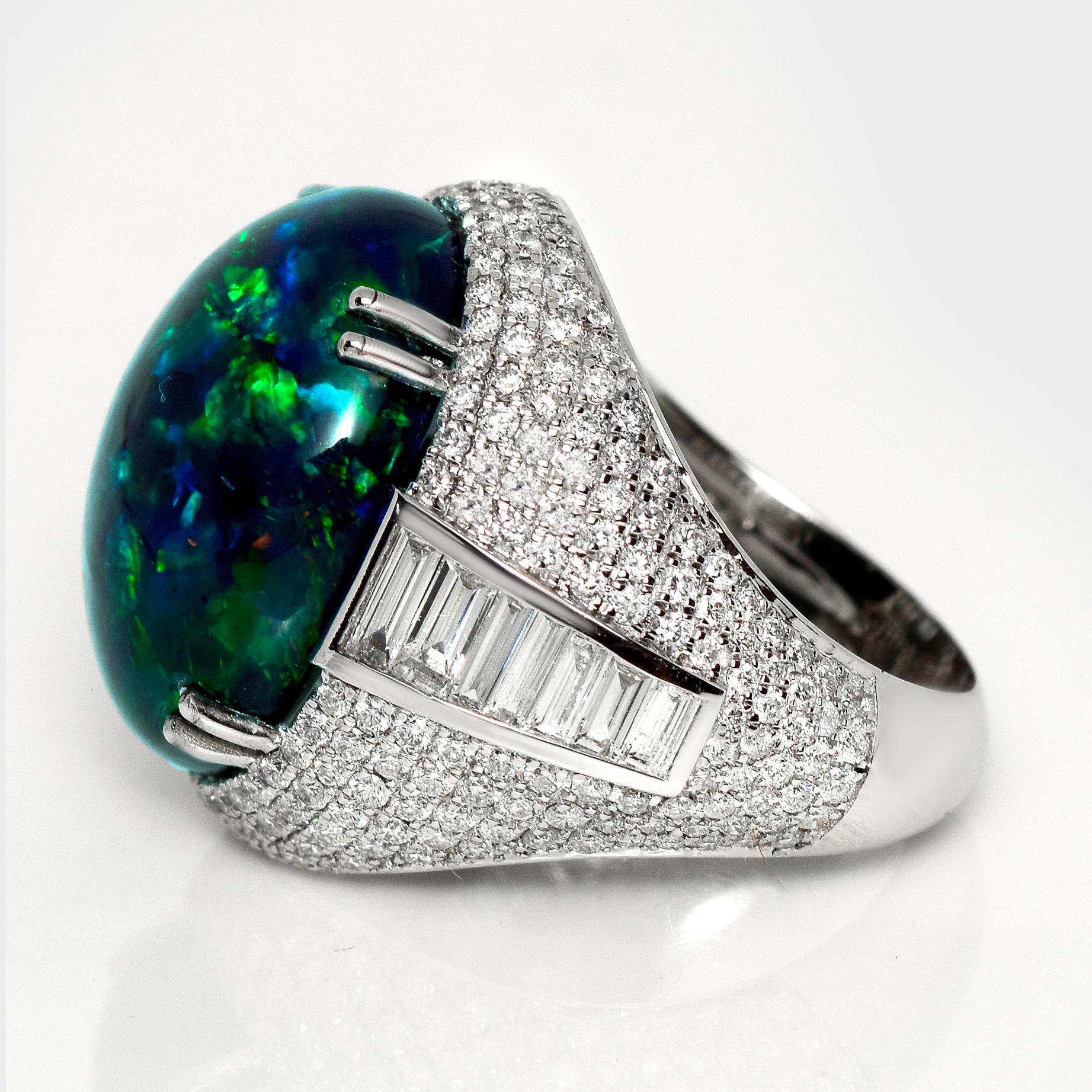 14K 9.91 ct  Natürliche Farben spielender schwarzer Opal-Diamanten-Cocktailring (Cabochon) im Angebot