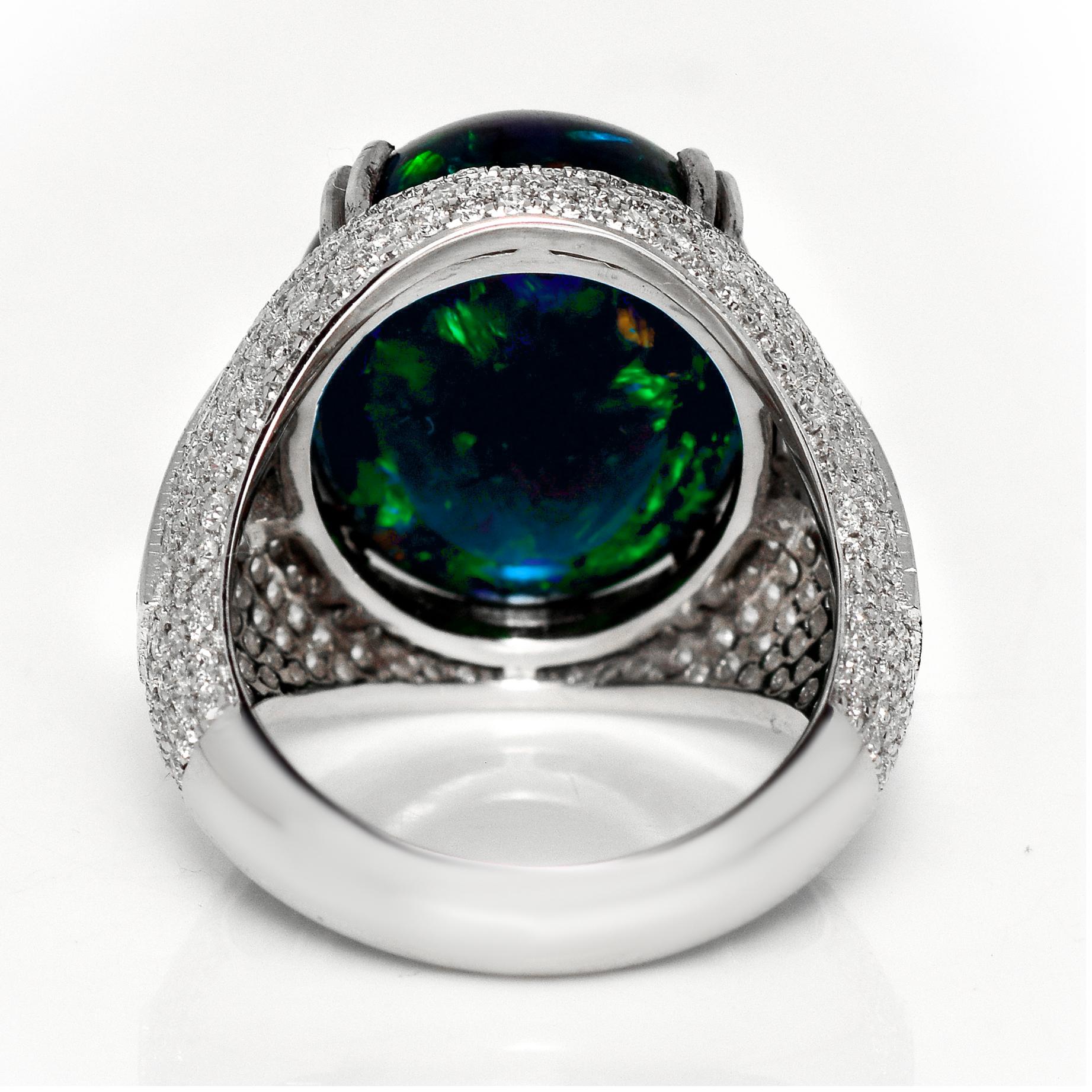 14K 9.91 ct  Natürliche Farben spielender schwarzer Opal-Diamanten-Cocktailring im Angebot 1