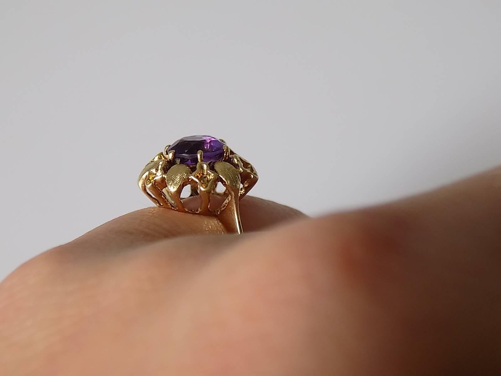 Bague solitaire à fleurs en or 14 carats et améthyste en vente 2