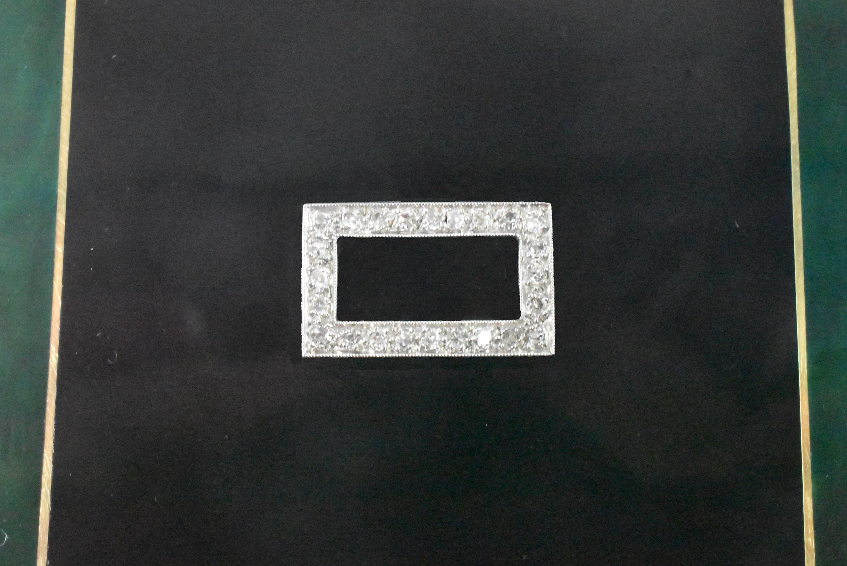 Dieses schöne Zigarettenetui im Stil von Cartier ist mit 24 Diamanten, Malachit und Onyx mit Goldeinlage gefertigt. Die Innenseite ist mit 14k markiert und mit 
