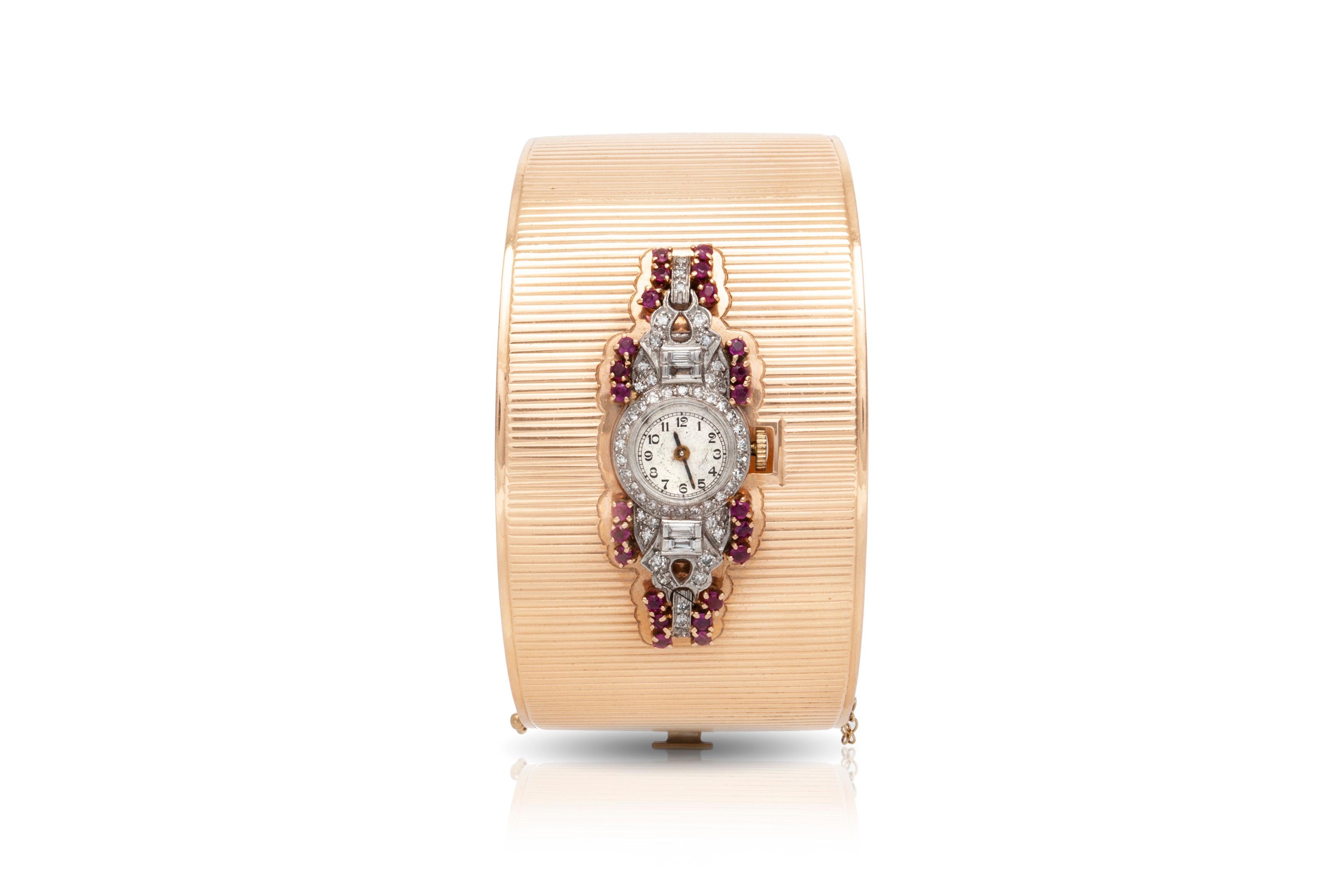 Die Uhr ist fein in 14k Rotgold und Platin Gesicht der Uhr mit Rubin und Diamanten gefertigt.