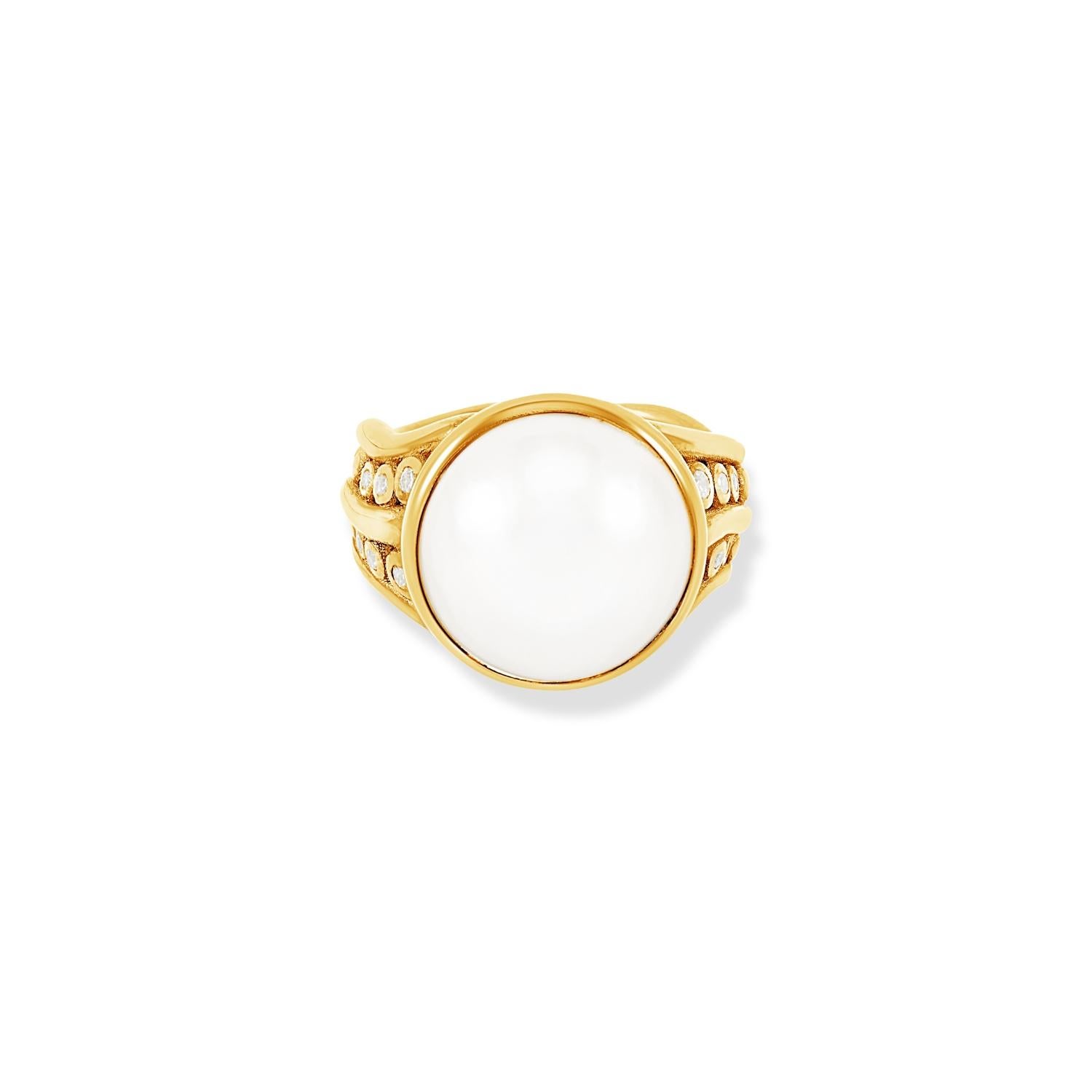 This fascinating Cocktail ring is set with a round White Mabe Pearl in 14k yellow gold and with diamonds set in droplets held between the three rippling bands. Inspired by creatures of the coral reef, the Anemone collection is fascinating in its