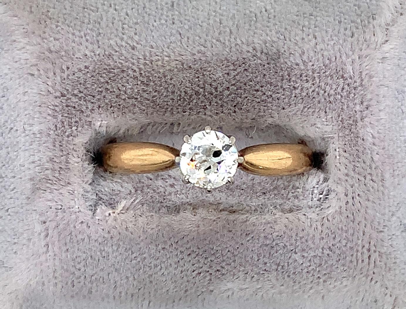 Bague en or jaune 14 carats ornée d'un diamant de taille européenne pesant environ 1/2 carat.  Le diamant mesure 5,2 mm et est serti dans une tête à 8 branches en or blanc 18K qui ressemble à une couronne.  Le diamant est de pureté I-1 et de couleur