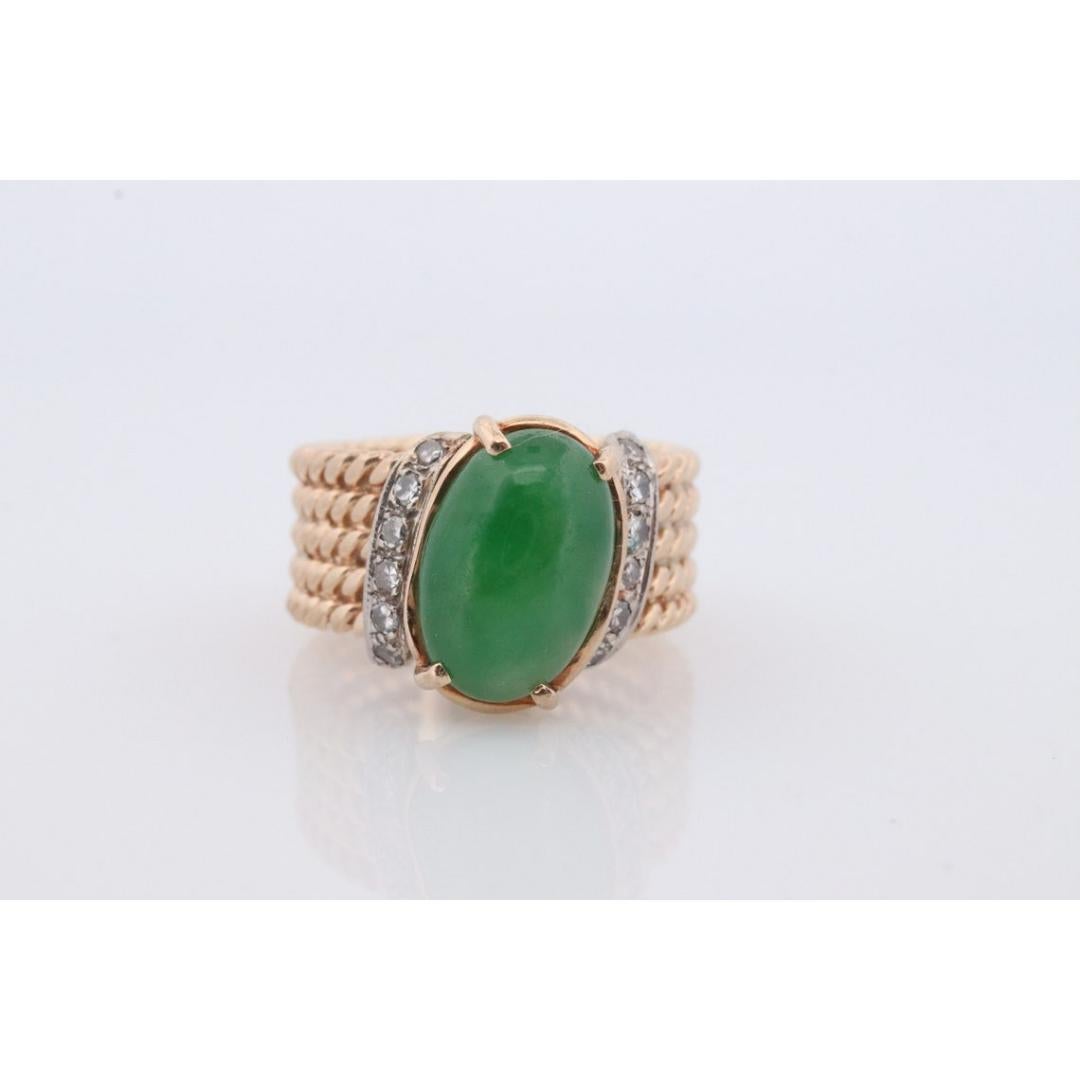 Vintage By aus den 1990er Jahren
Größe: 6 1/2 US
MATERIALIEN: Stein
Edelstein: Jade
Farbe des Edelsteins: Grün

Stil: Minimalistisch

Ein großartiger Fund.

Hochwertiger Cabochon aus grüner Apfel-Jade mit Diamant-Akzenten.

Schaft aus 14k Gelbgold