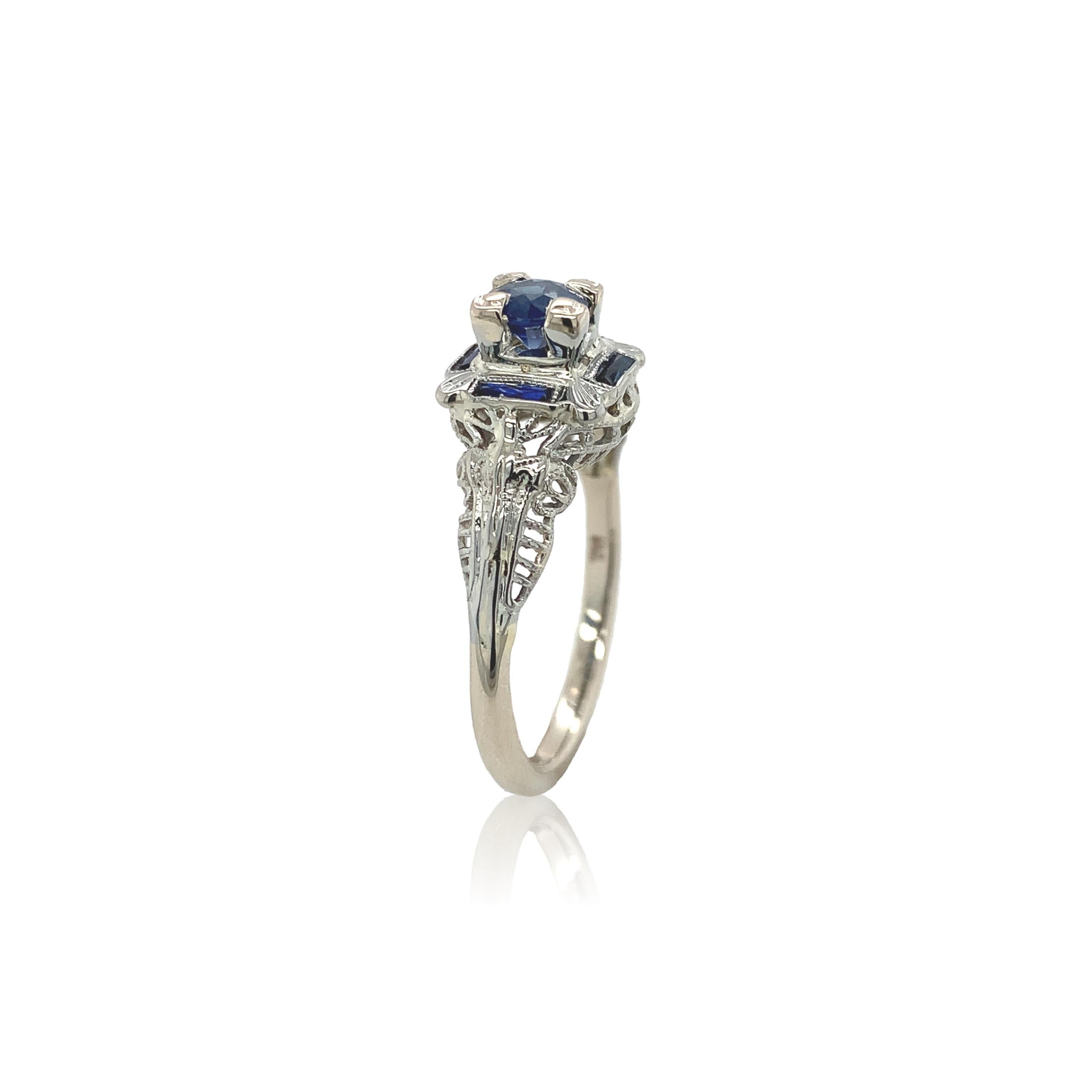 Art déco 14K Art Deco Filigree .57ct Blue Sapphire Ring en vente