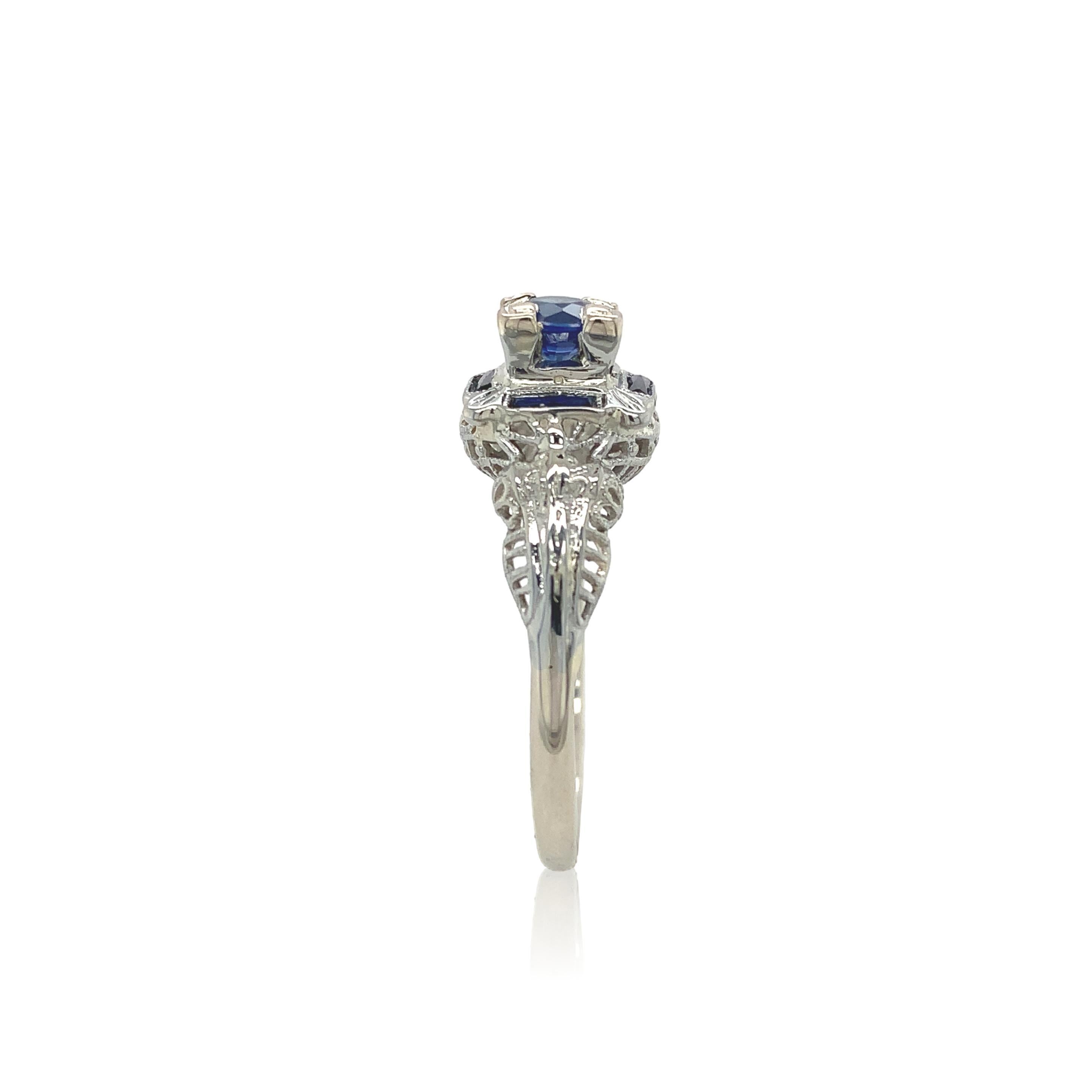 Taille ronde 14K Art Deco Filigree .57ct Blue Sapphire Ring en vente