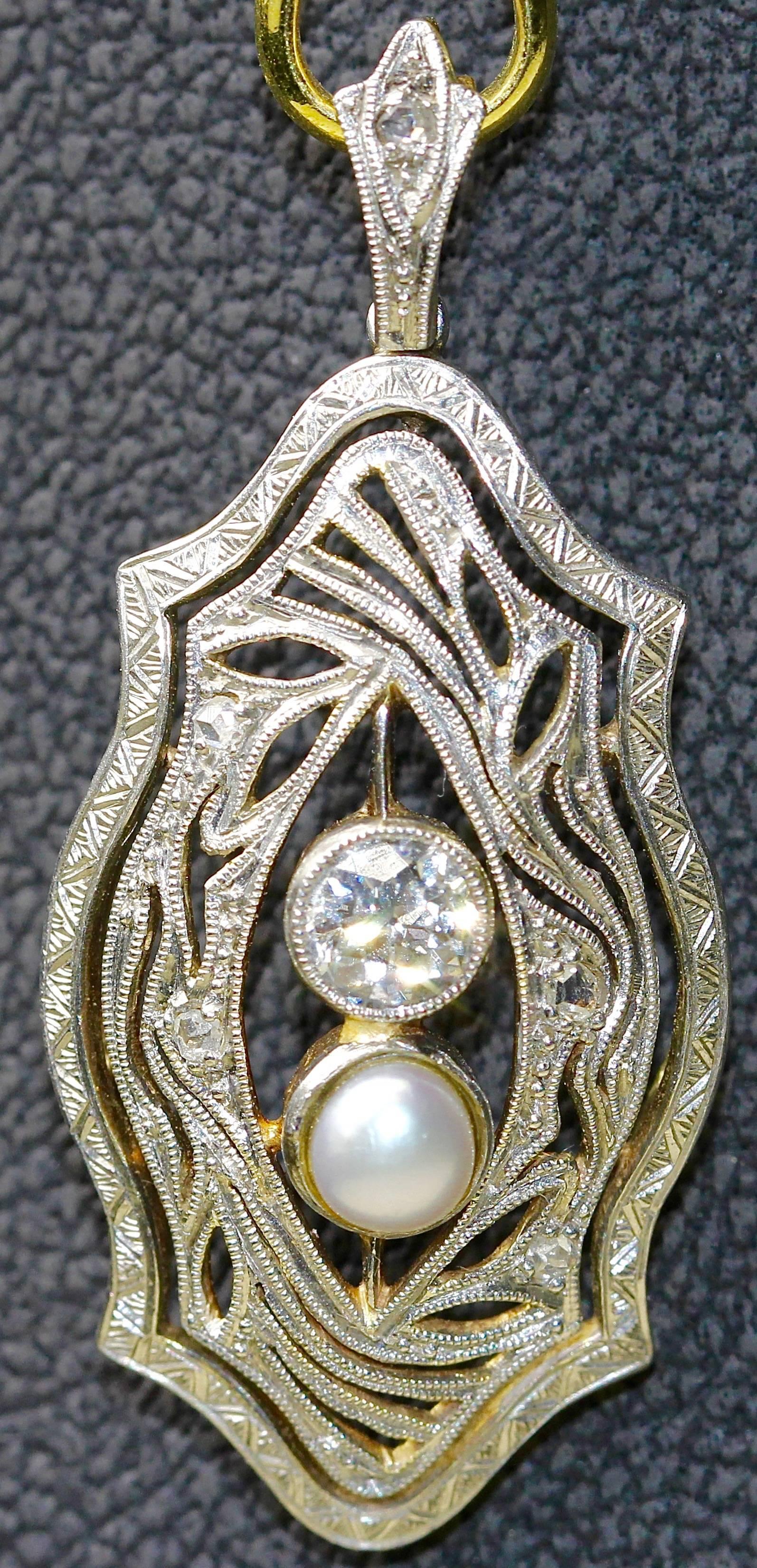 Bezaubernde Art Deco Halskette Enhancer (Anhänger) mit großem Diamanten von ca. 0,4 Karat (P / weiß) und einer Perle von ca. 4,5 mm.
Höhe ohne Öse gemessen.