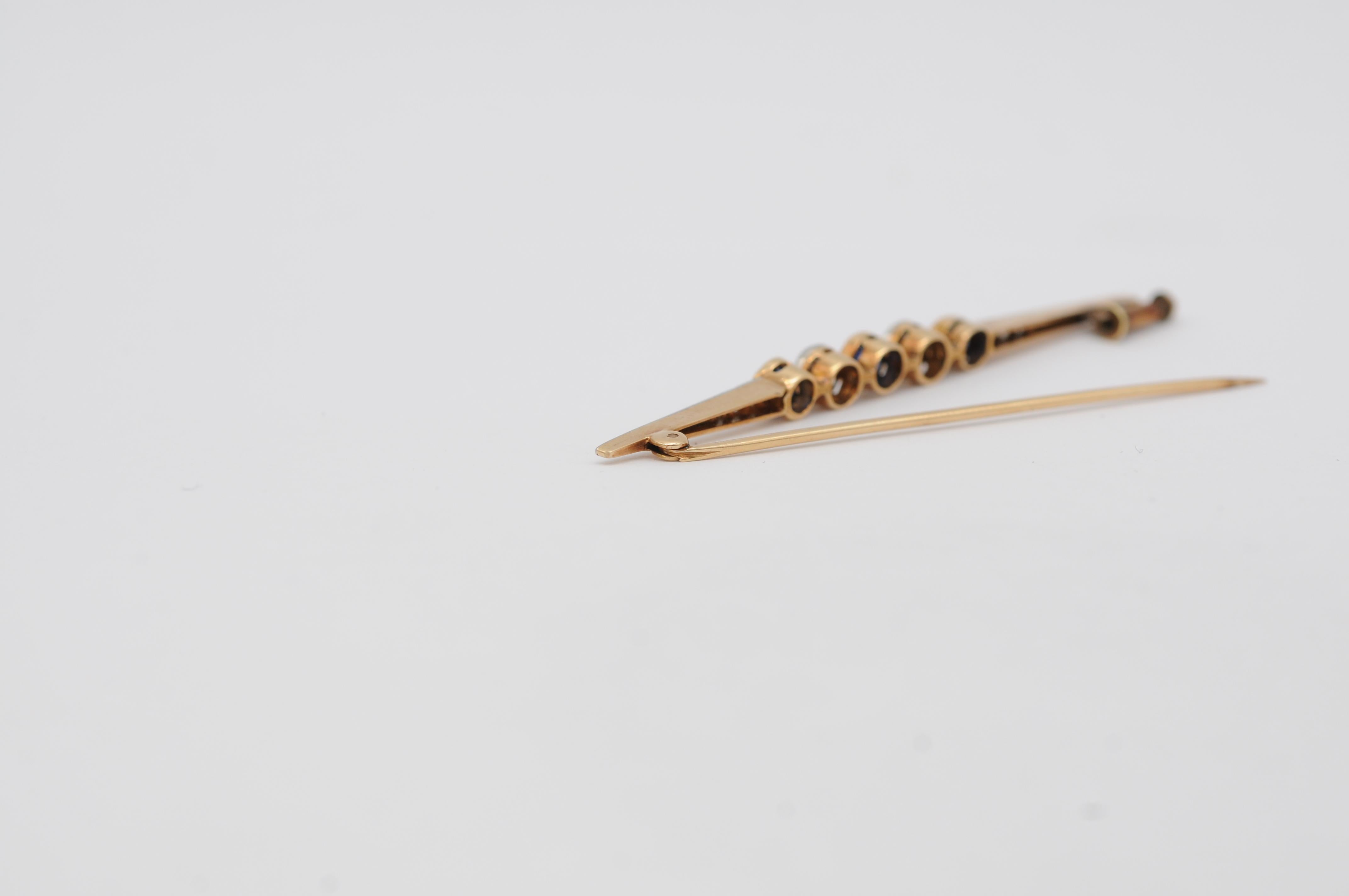 Broche Art Decó de 14 quilates con 2 diamantes y 3 zafiros talla europea antigua en venta 9