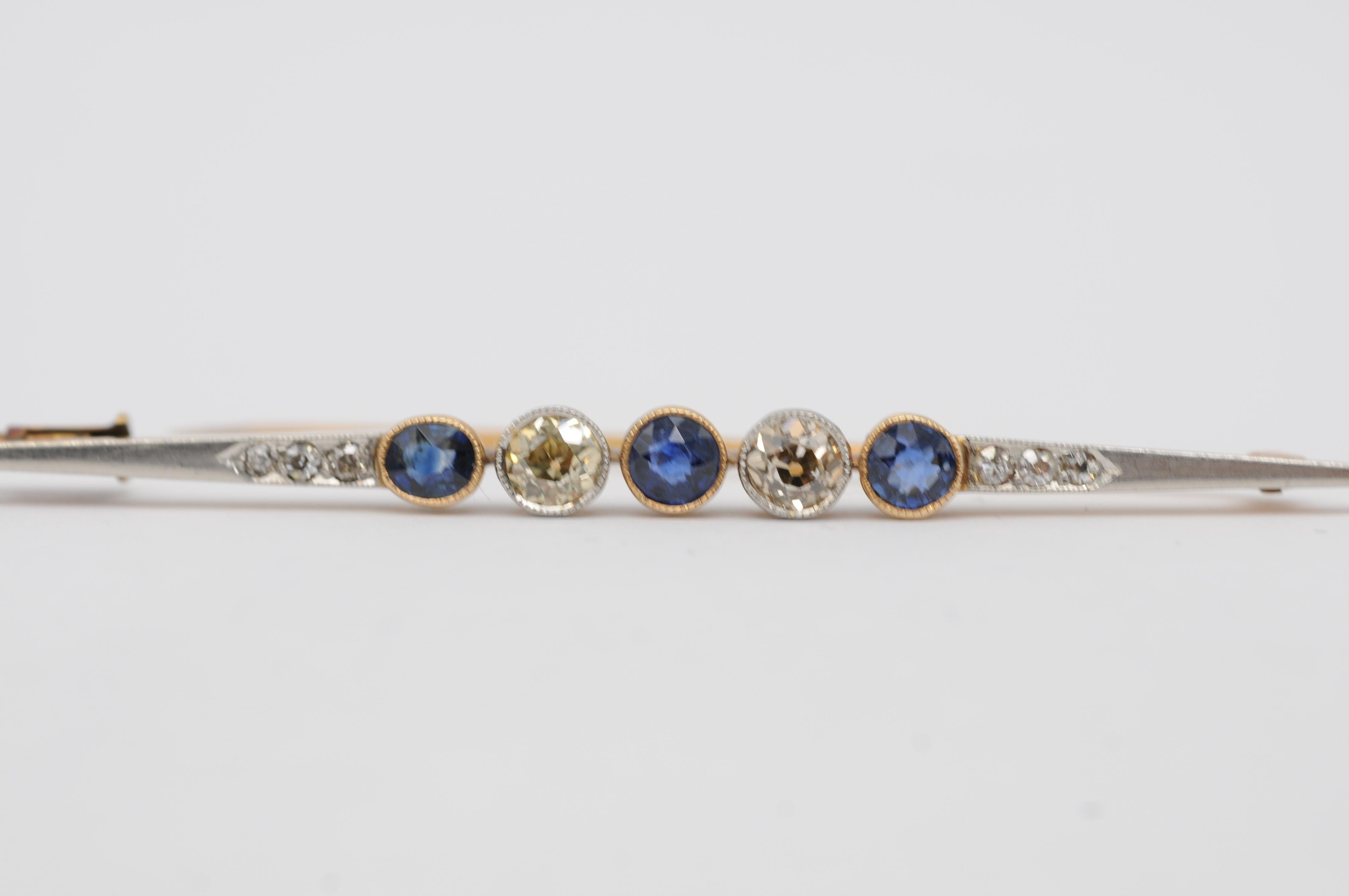 Broche Art Decó de 14 quilates con 2 diamantes y 3 zafiros talla europea antigua en Bueno estado para la venta en Berlin, BE