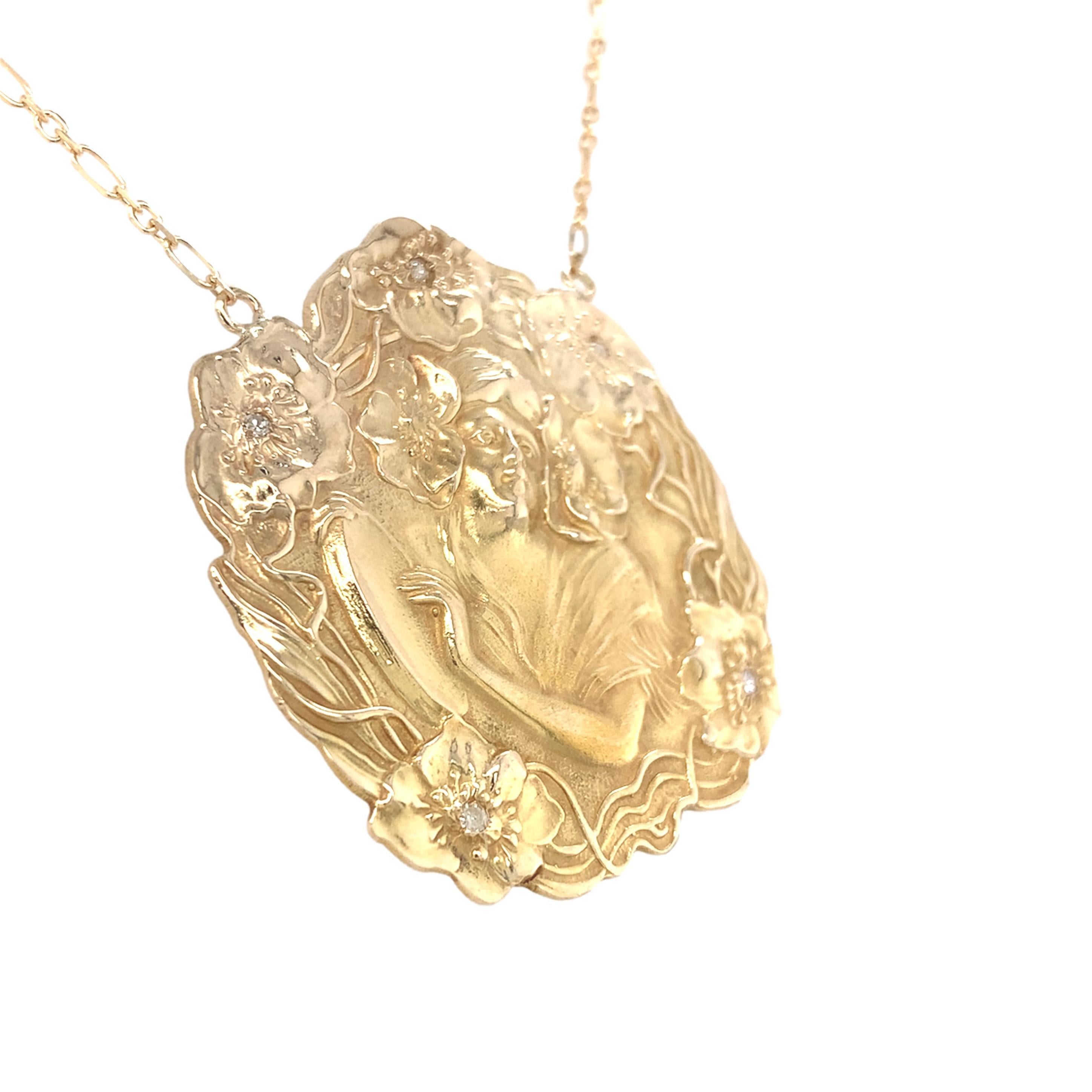 Collana Art Nouveau in 14 carati con un grande medaglione con una donna figurata e fiori tipo papavero con diamanti incastonati. Il medaglione grande misura 1 5/8