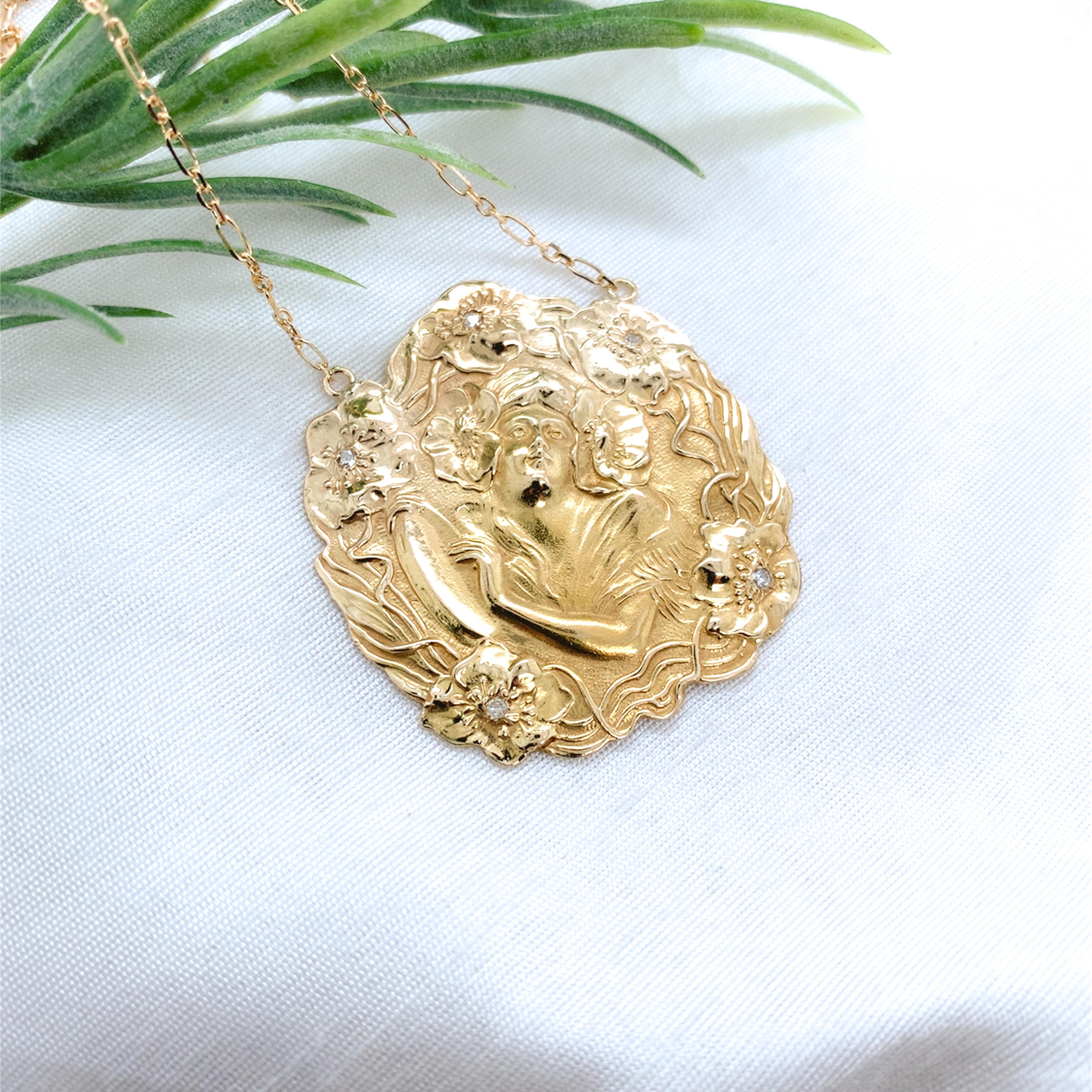 Collana Art Nouveau 14K con Donna Figurata e Fiori con Diamanti in vendita 1