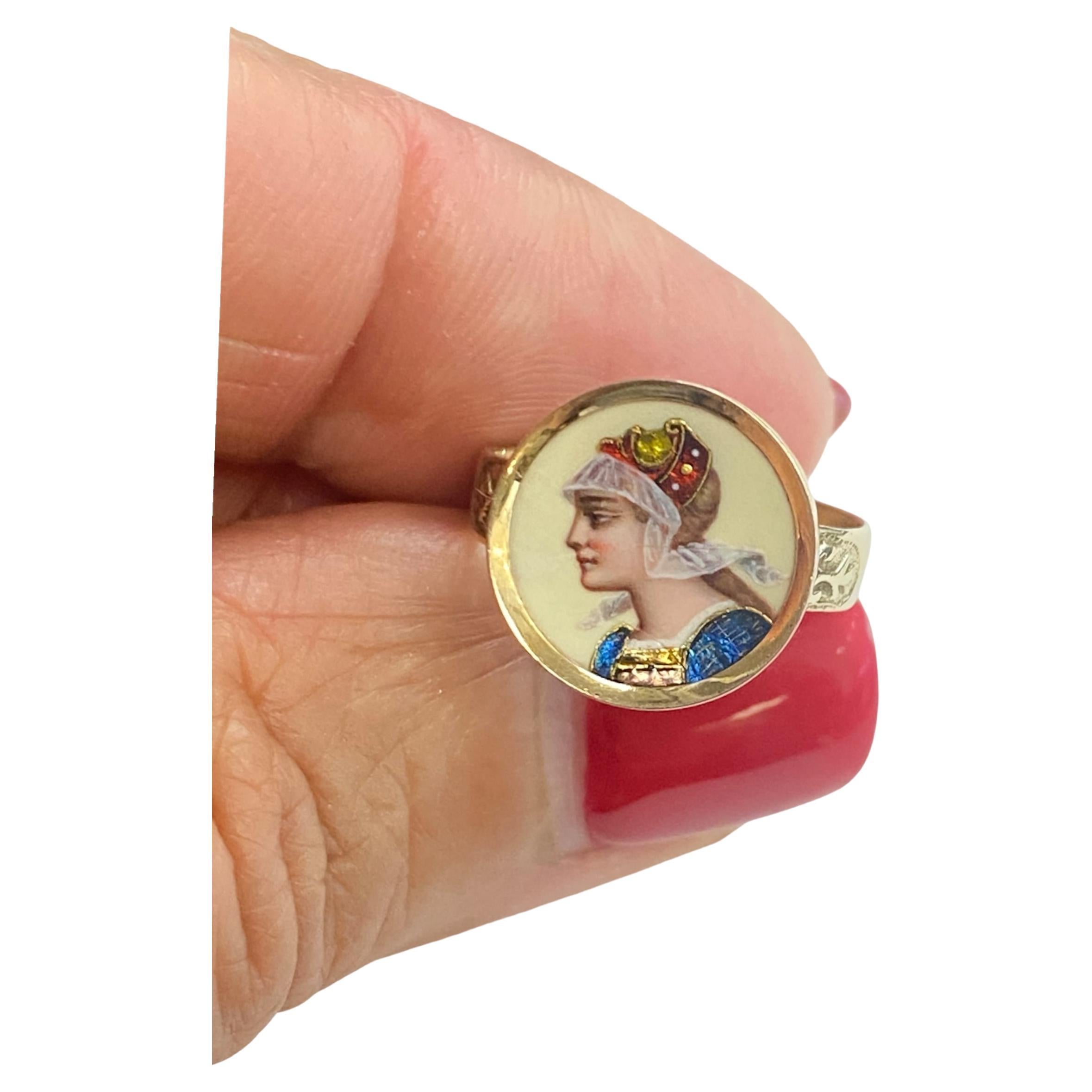 Die handgemalte Renaissance-Kamee ist in einem Ring aus 14-karätigem Gelbgold eingefasst. Die Kamee zeichnet sich durch brillante Farben und Farbflimmern aus, was ihr ein reiches und einzigartiges Finish verleiht. Der Gesamtdurchmesser des Rings